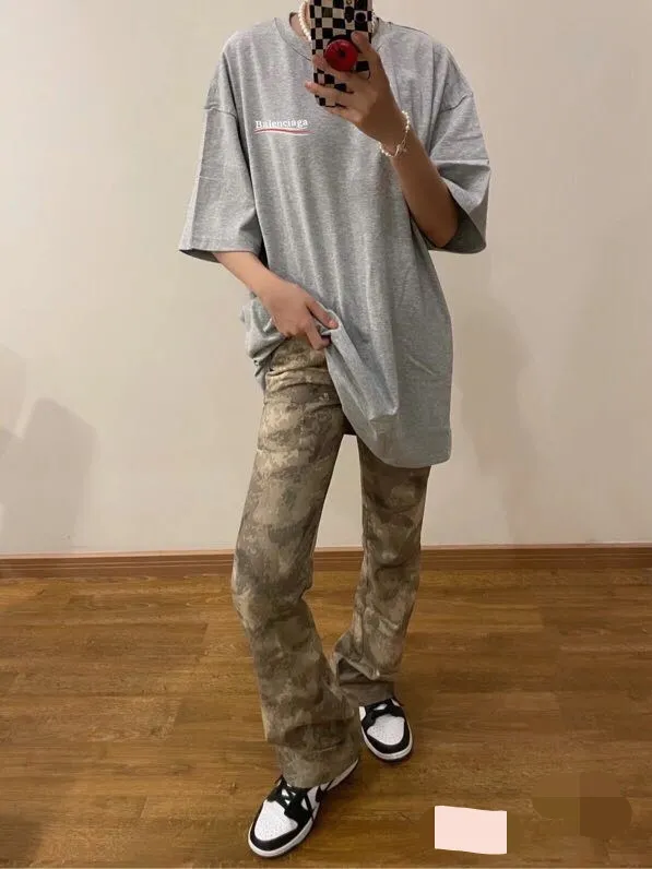 ♻️💯Upper body reference model picture❤️The top tested version of Balenciaga BALENCIAGA Cola Mailang embroidered printed short-sleeved T-shirts of the same style for male and female couples stars. Three colors are available, ensuring the same fabric as the original version, no color difference! Customized dyeing in a package! INS, Xiaohongshu’s popular style, classics that never fade away! The king of orders in Spain, the fried chicken is highly recommended! 32S 280g pure cotton double yarn fabric, comfortable and wide! Full of drape! The printing uses Tajima embroidery machine imported from Japan, which is known as the fighter among embroidery machines. The embroidery is meticulous, with no threads or skipped threads, the printing and embroidery are full and fine, and the letter spacing is consistent with ZP! Wearing it gives you full confidence and peace of mind! The labels and washes are all correct! On behalf of G at the same level! Consistent packaging at the counter!  Size: XS-L Color: Beige, taro purple, active gray, light hemp gray P:260