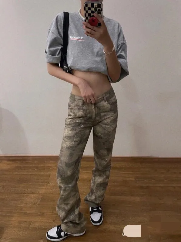 ♻️💯Upper body reference model picture❤️The top tested version of Balenciaga BALENCIAGA Cola Mailang embroidered printed short-sleeved T-shirts of the same style for male and female couples stars. Three colors are available, ensuring the same fabric as the original version, no color difference! Customized dyeing in a package! INS, Xiaohongshu’s popular style, classics that never fade away! The king of orders in Spain, the fried chicken is highly recommended! 32S 280g pure cotton double yarn fabric, comfortable and wide! Full of drape! The printing uses Tajima embroidery machine imported from Japan, which is known as the fighter among embroidery machines. The embroidery is meticulous, with no threads or skipped threads, the printing and embroidery are full and fine, and the letter spacing is consistent with ZP! Wearing it gives you full confidence and peace of mind! The labels and washes are all correct! On behalf of G at the same level! Consistent packaging at the counter!  Size: XS-L Color: Beige, taro purple, active gray, light hemp gray P:260