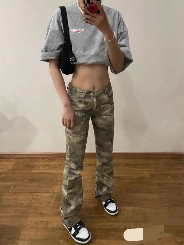 ♻️💯Upper body reference model picture❤️The top tested version of Balenciaga BALENCIAGA Cola Mailang embroidered printed short-sleeved T-shirts of the same style for male and female couples stars. Three colors are available, ensuring the same fabric as the original version, no color difference! Customized dyeing in a package! INS, Xiaohongshu’s popular style, classics that never fade away! The king of orders in Spain, the fried chicken is highly recommended! 32S 280g pure cotton double yarn fabric, comfortable and wide! Full of drape! The printing uses Tajima embroidery machine imported from Japan, which is known as the fighter among embroidery machines. The embroidery is meticulous, with no threads or skipped threads, the printing and embroidery are full and fine, and the letter spacing is consistent with ZP! Wearing it gives you full confidence and peace of mind! The labels and washes are all correct! On behalf of G at the same level! Consistent packaging at the counter!  Size: XS-L Color: Beige, taro purple, active gray, light hemp gray P:260