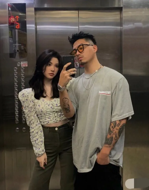 ♻️💯Upper body reference model picture❤️The top tested version of Balenciaga BALENCIAGA Cola Mailang embroidered printed short-sleeved T-shirts of the same style for male and female couples stars. Three colors are available, ensuring the same fabric as the original version, no color difference! Customized dyeing in a package! INS, Xiaohongshu’s popular style, classics that never fade away! The king of orders in Spain, the fried chicken is highly recommended! 32S 280g pure cotton double yarn fabric, comfortable and wide! Full of drape! The printing uses Tajima embroidery machine imported from Japan, which is known as the fighter among embroidery machines. The embroidery is meticulous, with no threads or skipped threads, the printing and embroidery are full and fine, and the letter spacing is consistent with ZP! Wearing it gives you full confidence and peace of mind! The labels and washes are all correct! On behalf of G at the same level! Consistent packaging at the counter!  Size: XS-L Color: Beige, taro purple, active gray, light hemp gray P:260
