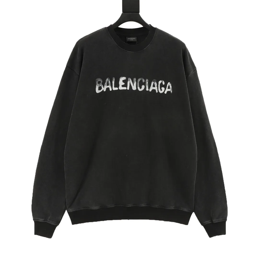 🅿️520 Balenciaga/Balenciaga washed letter printed round neck sweatshirt, customized high weight knitted cotton fabric, carefully made, has a particularly solid feel, full texture, soft and delicate, comfortable upper body, excellent moisture absorption and perspiration performance, not stuffy! The logo written in cursive on the chest is very conspicuous, and the gradient is washed and destroyed, making it highly recognizable! The loose OS cut is in line with the current trend aesthetic. It is very tolerant and can be easily styled if you wear it casually! size：S-L