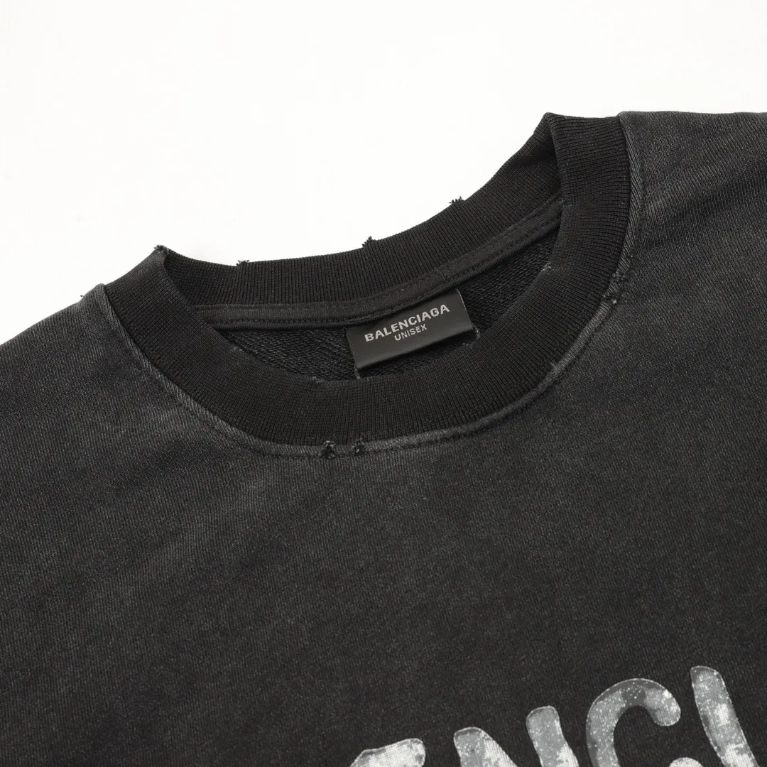 🅿️520 Balenciaga/Balenciaga washed letter printed round neck sweatshirt, customized high weight knitted cotton fabric, carefully made, has a particularly solid feel, full texture, soft and delicate, comfortable upper body, excellent moisture absorption and perspiration performance, not stuffy! The logo written in cursive on the chest is very conspicuous, and the gradient is washed and destroyed, making it highly recognizable! The loose OS cut is in line with the current trend aesthetic. It is very tolerant and can be easily styled if you wear it casually! size：S-L