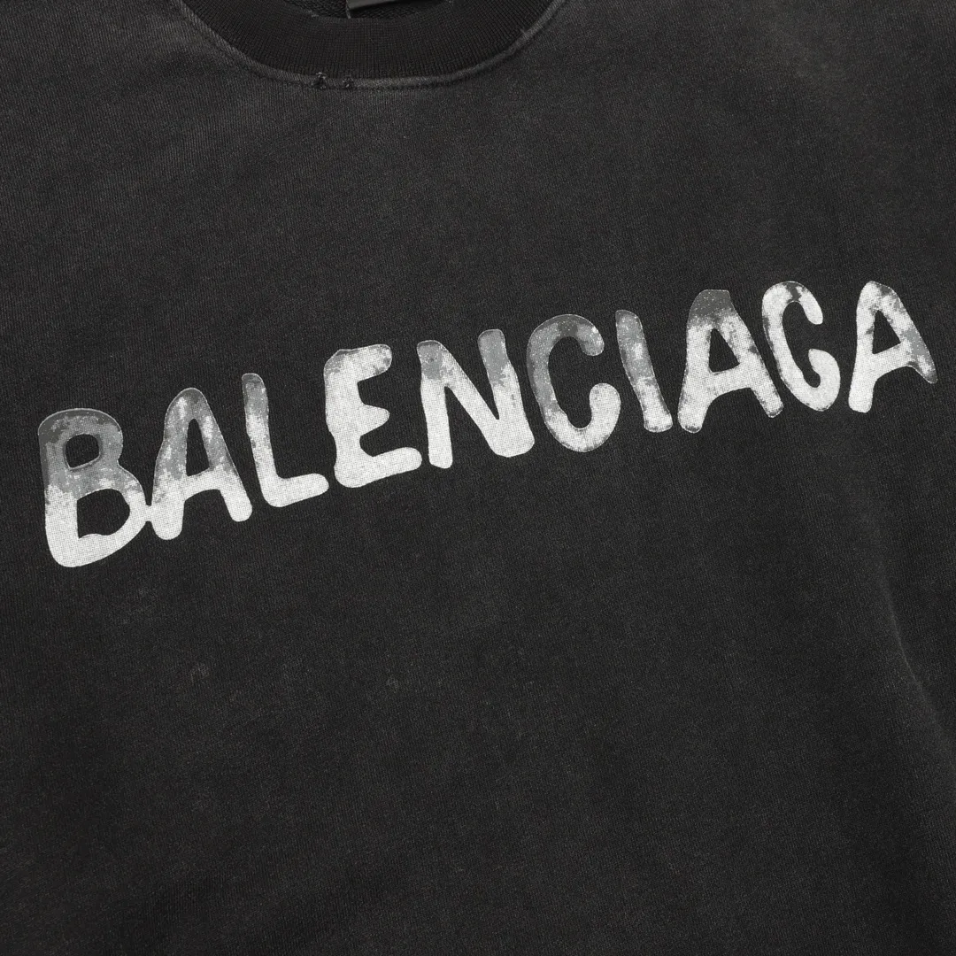 🅿️520 Balenciaga/Balenciaga washed letter printed round neck sweatshirt, customized high weight knitted cotton fabric, carefully made, has a particularly solid feel, full texture, soft and delicate, comfortable upper body, excellent moisture absorption and perspiration performance, not stuffy! The logo written in cursive on the chest is very conspicuous, and the gradient is washed and destroyed, making it highly recognizable! The loose OS cut is in line with the current trend aesthetic. It is very tolerant and can be easily styled if you wear it casually! size：S-L