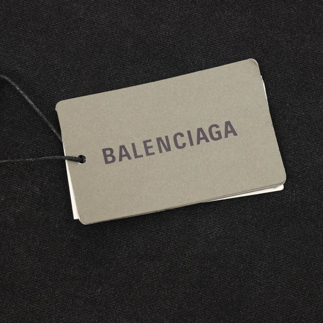 🅿️520 Balenciaga/Balenciaga washed letter printed round neck sweatshirt, customized high weight knitted cotton fabric, carefully made, has a particularly solid feel, full texture, soft and delicate, comfortable upper body, excellent moisture absorption and perspiration performance, not stuffy! The logo written in cursive on the chest is very conspicuous, and the gradient is washed and destroyed, making it highly recognizable! The loose OS cut is in line with the current trend aesthetic. It is very tolerant and can be easily styled if you wear it casually! size：S-L