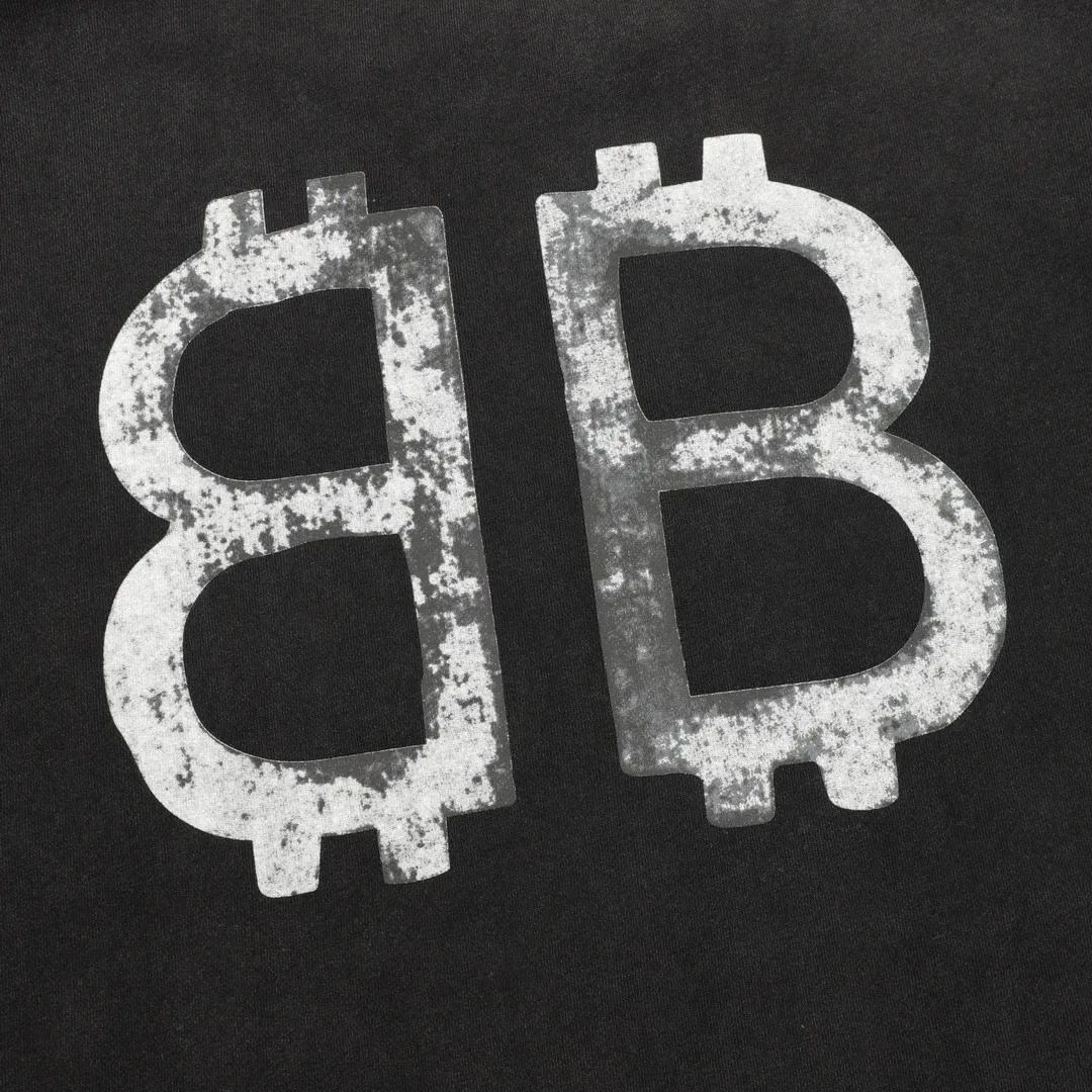 🅿️520 Balenciaga/Balenciaga washed letter printed round neck sweatshirt, customized high weight knitted cotton fabric, carefully made, has a particularly solid feel, full texture, soft and delicate, comfortable upper body, excellent moisture absorption and perspiration performance, not stuffy! The logo written in cursive on the chest is very conspicuous, and the gradient is washed and destroyed, making it highly recognizable! The loose OS cut is in line with the current trend aesthetic. It is very tolerant and can be easily styled if you wear it casually! size：S-L