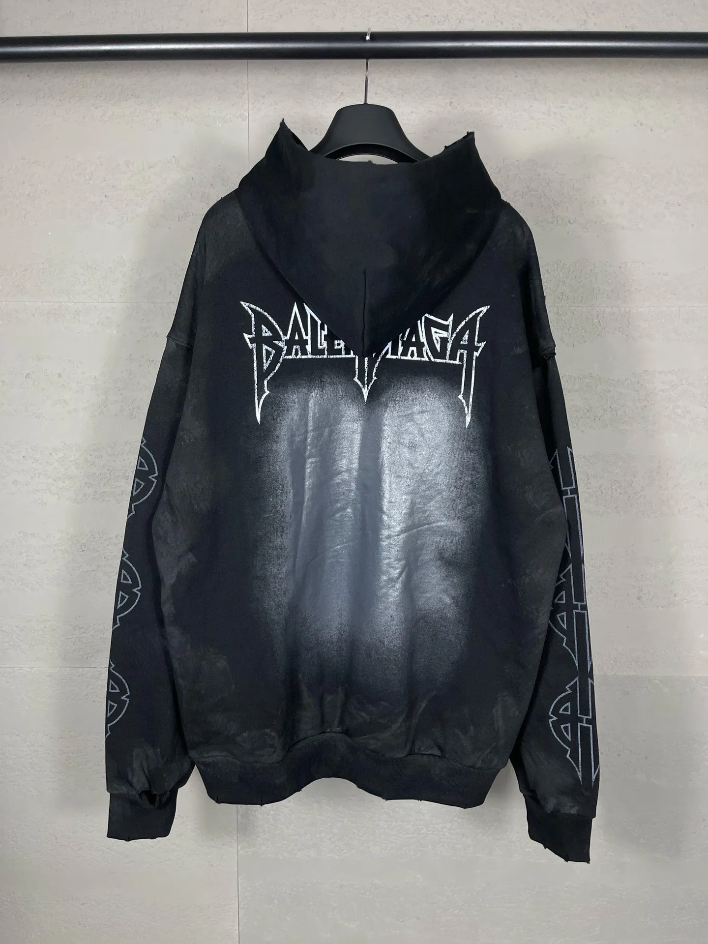 🅿️380 real shots [Top version. Official website quality] BALENCI*GA/Paris. 2024 latest Paris Eiffel Tower inkjet graffiti hand-painted gradient color print washed distressed hooded sweatshirt. Overweight craftsmanship, brick cabinet synchronization. ⚠️Distinguish the market currency, genuine development, this style is black enzyme wash. It is not the market wrong wash water black. The weight is 450 grams, worn. The hand-painted is consistent with ZP, and the printing uses Kornit digital direct printing. The garments are washed, worn and worn. Graffiti are hand-painted. The whole piece is designed with extra heavy craftsmanship. Comparisons welcome. The version adopts OS loose shoulder design. Same style for men and women. Code: BL238012 Color: Black Size: XS S M L