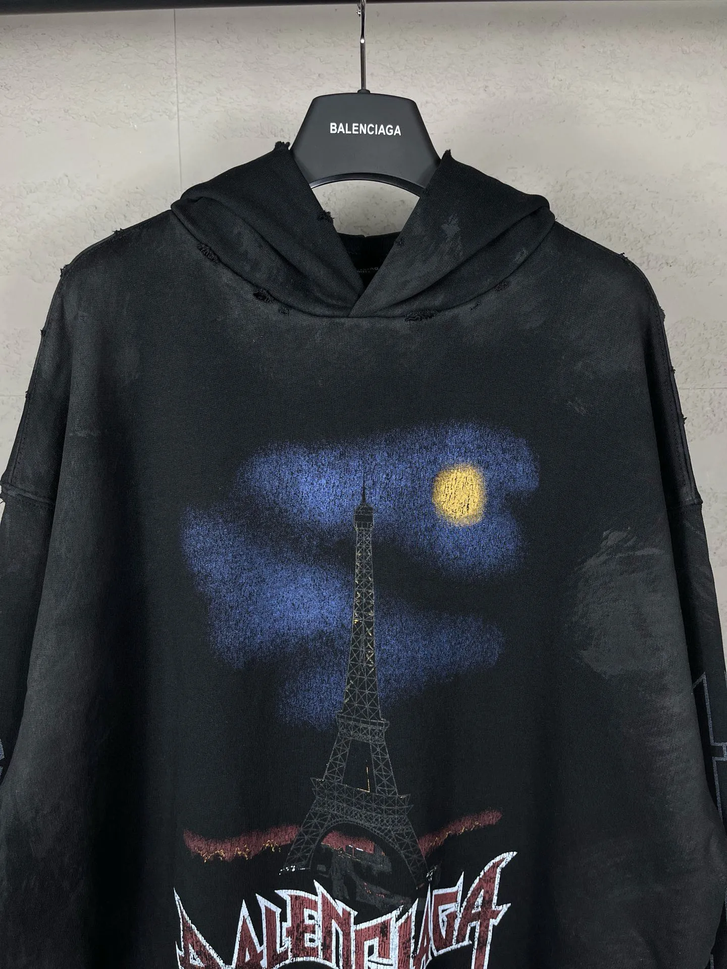 🅿️380 real shots [Top version. Official website quality] BALENCI*GA/Paris. 2024 latest Paris Eiffel Tower inkjet graffiti hand-painted gradient color print washed distressed hooded sweatshirt. Overweight craftsmanship, brick cabinet synchronization. ⚠️Distinguish the market currency, genuine development, this style is black enzyme wash. It is not the market wrong wash water black. The weight is 450 grams, worn. The hand-painted is consistent with ZP, and the printing uses Kornit digital direct printing. The garments are washed, worn and worn. Graffiti are hand-painted. The whole piece is designed with extra heavy craftsmanship. Comparisons welcome. The version adopts OS loose shoulder design. Same style for men and women. Code: BL238012 Color: Black Size: XS S M L