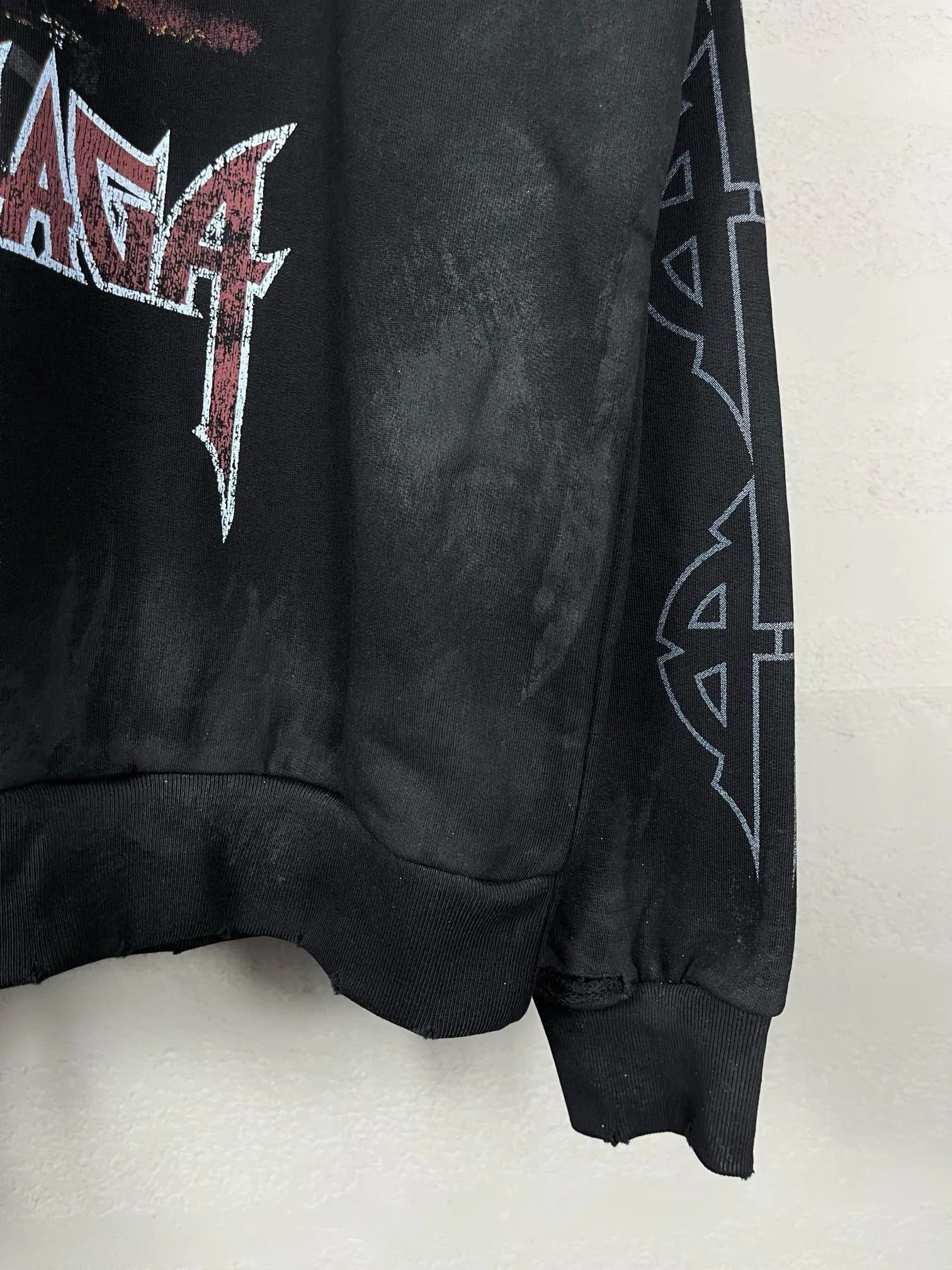 🅿️380 real shots [Top version. Official website quality] BALENCI*GA/Paris. 2024 latest Paris Eiffel Tower inkjet graffiti hand-painted gradient color print washed distressed hooded sweatshirt. Overweight craftsmanship, brick cabinet synchronization. ⚠️Distinguish the market currency, genuine development, this style is black enzyme wash. It is not the market wrong wash water black. The weight is 450 grams, worn. The hand-painted is consistent with ZP, and the printing uses Kornit digital direct printing. The garments are washed, worn and worn. Graffiti are hand-painted. The whole piece is designed with extra heavy craftsmanship. Comparisons welcome. The version adopts OS loose shoulder design. Same style for men and women. Code: BL238012 Color: Black Size: XS S M L