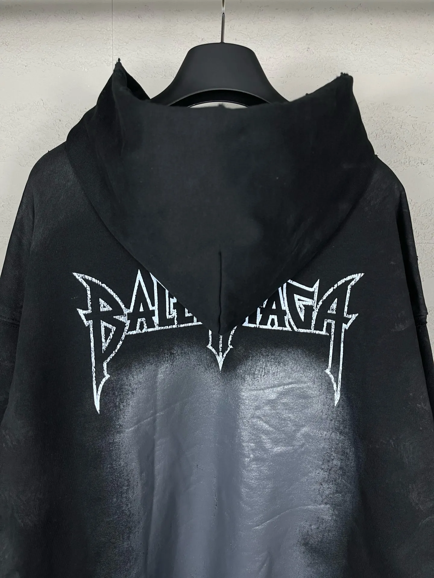🅿️380 real shots [Top version. Official website quality] BALENCI*GA/Paris. 2024 latest Paris Eiffel Tower inkjet graffiti hand-painted gradient color print washed distressed hooded sweatshirt. Overweight craftsmanship, brick cabinet synchronization. ⚠️Distinguish the market currency, genuine development, this style is black enzyme wash. It is not the market wrong wash water black. The weight is 450 grams, worn. The hand-painted is consistent with ZP, and the printing uses Kornit digital direct printing. The garments are washed, worn and worn. Graffiti are hand-painted. The whole piece is designed with extra heavy craftsmanship. Comparisons welcome. The version adopts OS loose shoulder design. Same style for men and women. Code: BL238012 Color: Black Size: XS S M L