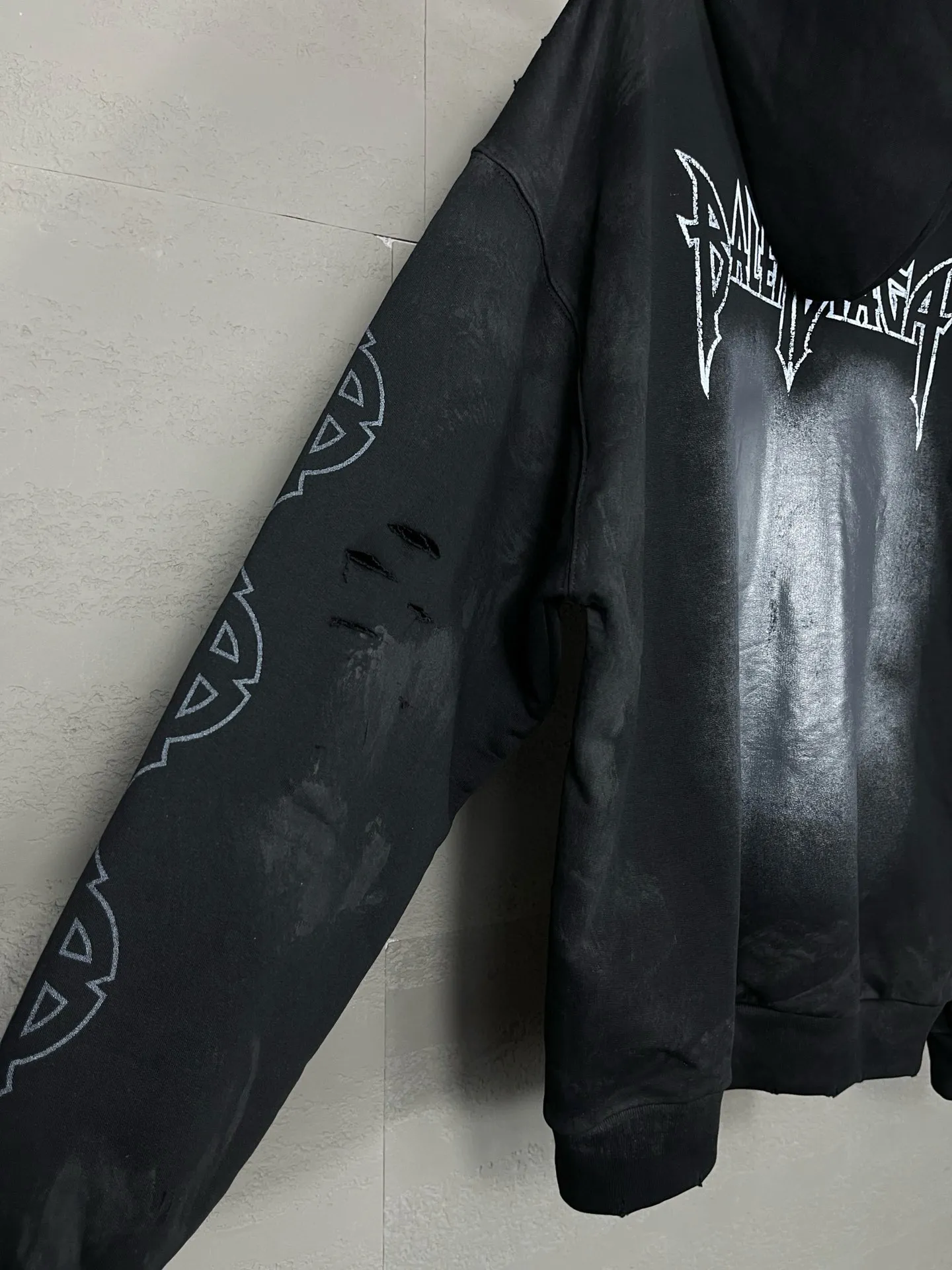 🅿️380 real shots [Top version. Official website quality] BALENCI*GA/Paris. 2024 latest Paris Eiffel Tower inkjet graffiti hand-painted gradient color print washed distressed hooded sweatshirt. Overweight craftsmanship, brick cabinet synchronization. ⚠️Distinguish the market currency, genuine development, this style is black enzyme wash. It is not the market wrong wash water black. The weight is 450 grams, worn. The hand-painted is consistent with ZP, and the printing uses Kornit digital direct printing. The garments are washed, worn and worn. Graffiti are hand-painted. The whole piece is designed with extra heavy craftsmanship. Comparisons welcome. The version adopts OS loose shoulder design. Same style for men and women. Code: BL238012 Color: Black Size: XS S M L