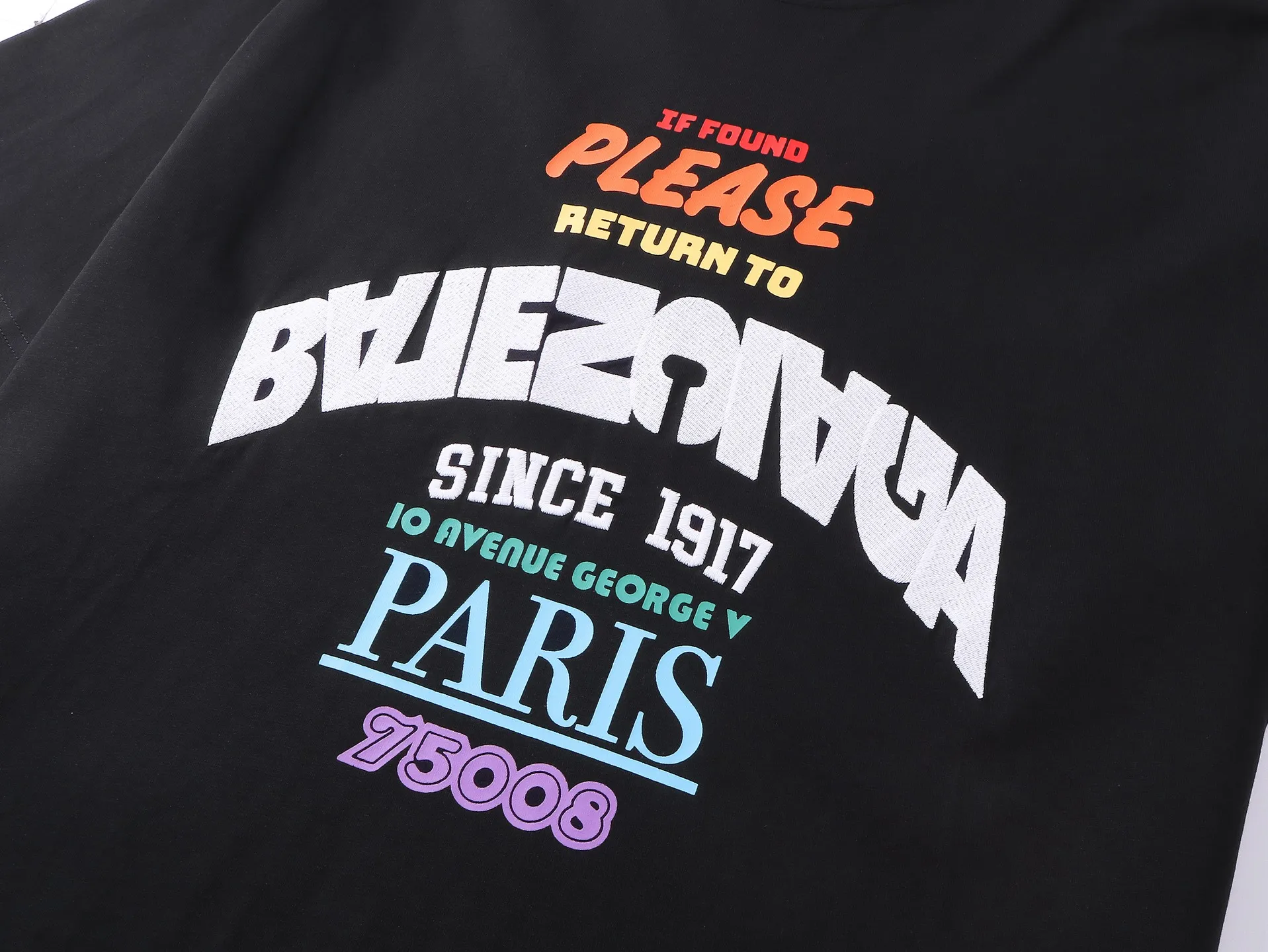 🅿️200 Actual pictures [Top version. Official website quality] BALENCI*GA/Paris.SS25 latest color printed + embroidered short-sleeved T-shirt. The front embroidery is embroidered with Tajima computer embroidery machine and imported rubber paddle printing, and the brick cabinet is synchronized. It is developed at the first time and the fabric is made of Paris ZP custom-woven and dyed cotton double yarn. Weighing 260 grams, the cloth surface is clean. The cloth pattern is clear, soft and comfortable. The threads are dyed with no color difference. The printing uses environmentally friendly imported materials, the letters are clear and the effect is three-dimensional. The version adopts OS loose shoulder design. Same style for men and women. Code: BL253693 Color: Black Size: XS S M L