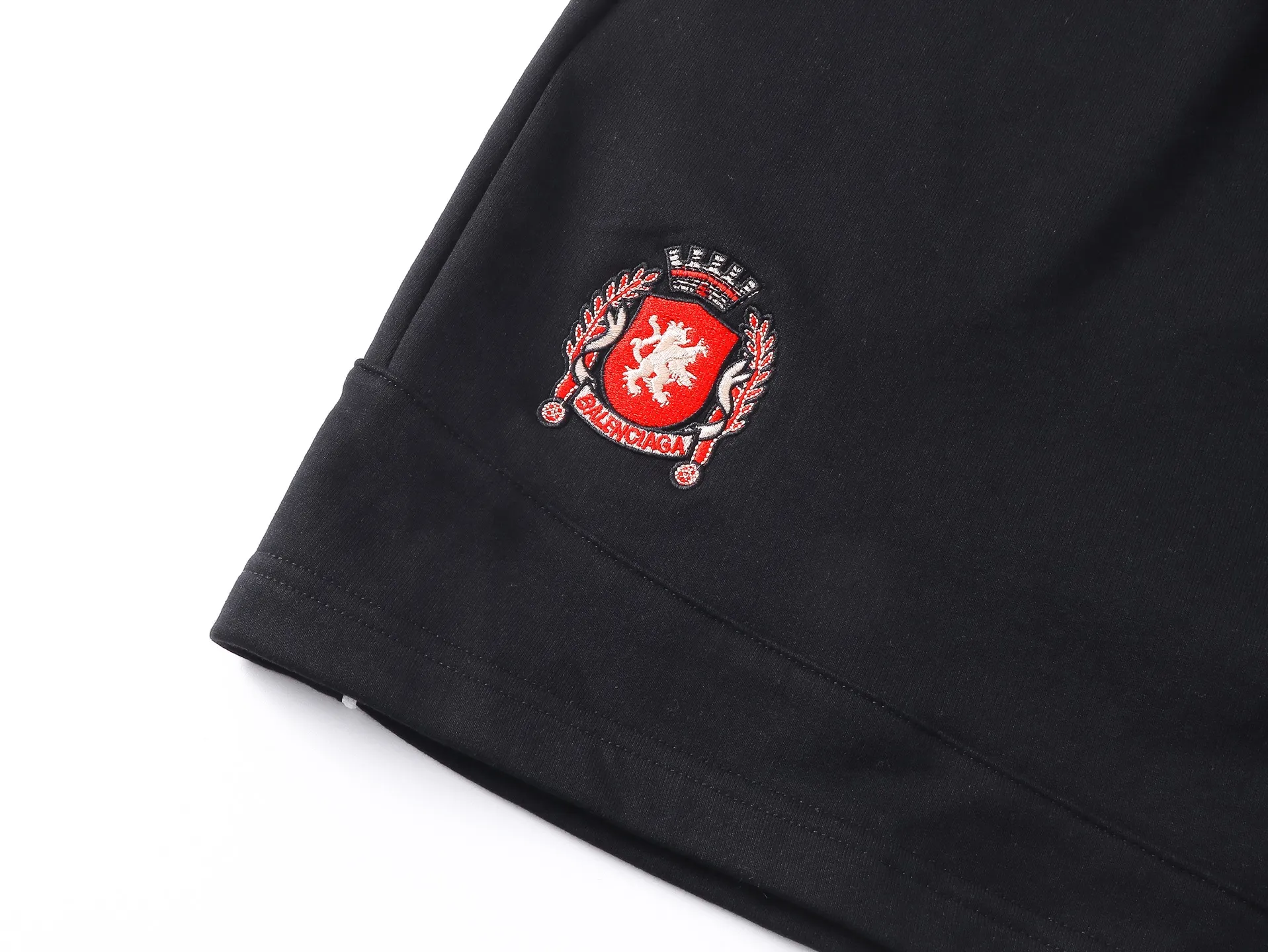 🅿️230 real shots [Top version. Official website quality] BALENCI*GA/Paris. 2025 new model. Paris co-branded Manchester United jersey LOGO embroidered multi-digit splicing shorts. Synchronized with brick cabinets. Developed authentic products at the first time, please print and compare! The fabric is made of Paris ZP custom-woven and dyed 100% cotton terry sweatshirt. The weight is 460 grams. The cloth surface is clean. The cloth pattern is clear and the hand feels soft and comfortable. The embroidery uses an imported Tajima embroidery machine. The letters are clear and the effect is three-dimensional. The version adopts a loose version. Same style for men and women. Code: BL257018 Color: Black Size: XS S M L
