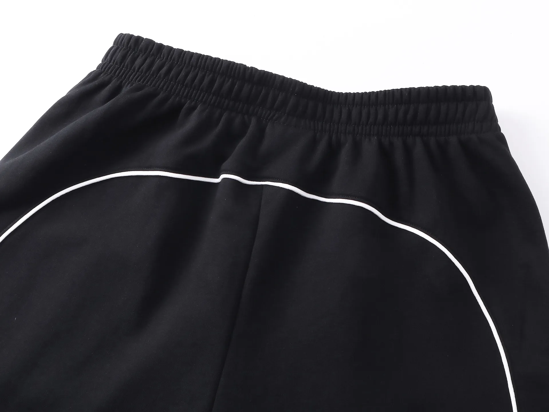 🅿️230 real shots [Top version. Official website quality] BALENCI*GA/Paris. 2025 new model. Paris co-branded Manchester United jersey LOGO embroidered multi-digit splicing shorts. Synchronized with brick cabinets. Developed authentic products at the first time, please print and compare! The fabric is made of Paris ZP custom-woven and dyed 100% cotton terry sweatshirt. The weight is 460 grams. The cloth surface is clean. The cloth pattern is clear and the hand feels soft and comfortable. The embroidery uses an imported Tajima embroidery machine. The letters are clear and the effect is three-dimensional. The version adopts a loose version. Same style for men and women. Code: BL257018 Color: Black Size: XS S M L