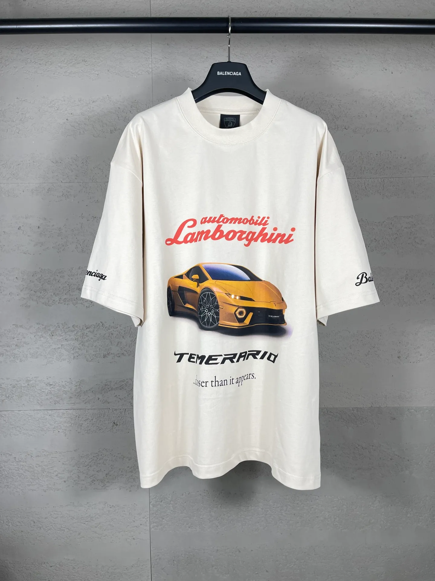 🅿️190 real photos [Top version. Official website quality] BALENCI*GA/Paris co-branded Lamborghini Lamborghini front and back left and right sleeves direct-injection printed short-sleeved T-shirt # SS25 latest model. Research and development at the first time, different market currencies. Comparisons welcome. The fabric is made of Paris ZP custom-woven and dyed cotton double yarn. Weighing 260 grams, the cloth surface is clean. The cloth pattern is clear, soft and comfortable. The threads are dyed with no color difference. Printing adopts computer direct printing. The pattern letters are clear, three-dimensional and without burrs. Jubie market produces pictures based on pictures. Welcome to compare. The version adopts OS loose shoulder design. Same style for men and women. Code: BL253630 Color: white gray, black, apricot Size: XS S M L