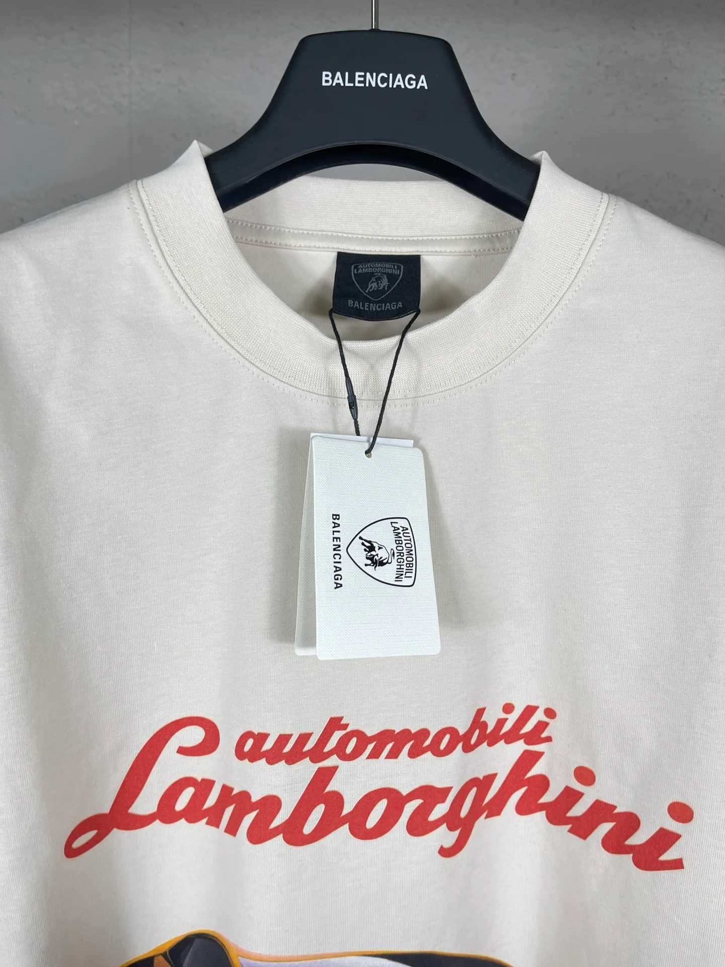 🅿️190 real photos [Top version. Official website quality] BALENCI*GA/Paris co-branded Lamborghini Lamborghini front and back left and right sleeves direct-injection printed short-sleeved T-shirt # SS25 latest model. Research and development at the first time, different market currencies. Comparisons welcome. The fabric is made of Paris ZP custom-woven and dyed cotton double yarn. Weighing 260 grams, the cloth surface is clean. The cloth pattern is clear, soft and comfortable. The threads are dyed with no color difference. Printing adopts computer direct printing. The pattern letters are clear, three-dimensional and without burrs. Jubie market produces pictures based on pictures. Welcome to compare. The version adopts OS loose shoulder design. Same style for men and women. Code: BL253630 Color: white gray, black, apricot Size: XS S M L