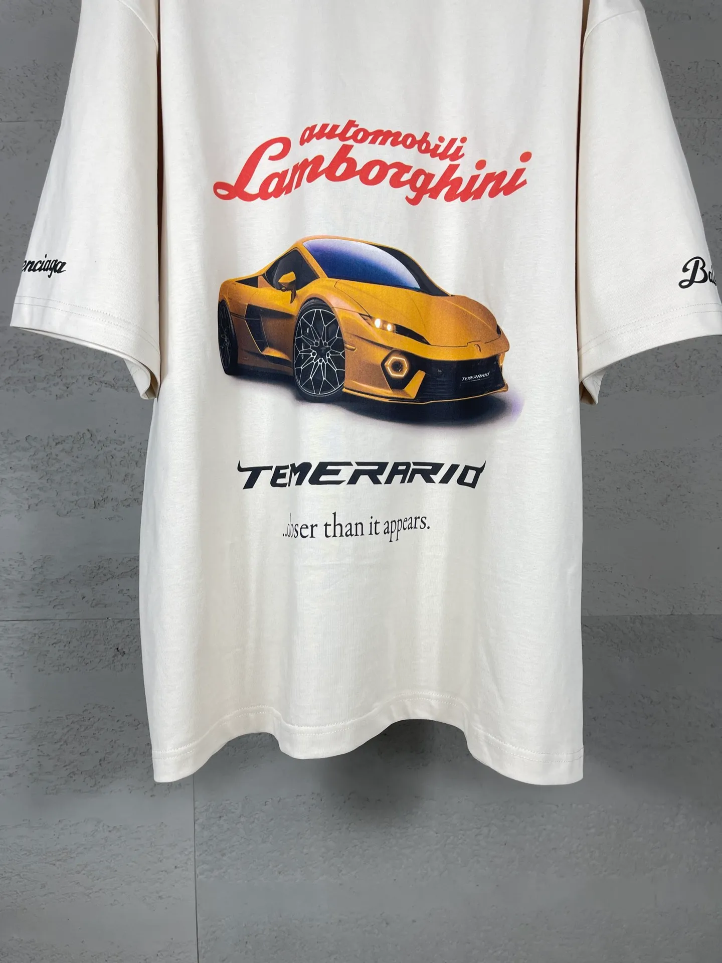 🅿️190 real photos [Top version. Official website quality] BALENCI*GA/Paris co-branded Lamborghini Lamborghini front and back left and right sleeves direct-injection printed short-sleeved T-shirt # SS25 latest model. Research and development at the first time, different market currencies. Comparisons welcome. The fabric is made of Paris ZP custom-woven and dyed cotton double yarn. Weighing 260 grams, the cloth surface is clean. The cloth pattern is clear, soft and comfortable. The threads are dyed with no color difference. Printing adopts computer direct printing. The pattern letters are clear, three-dimensional and without burrs. Jubie market produces pictures based on pictures. Welcome to compare. The version adopts OS loose shoulder design. Same style for men and women. Code: BL253630 Color: white gray, black, apricot Size: XS S M L