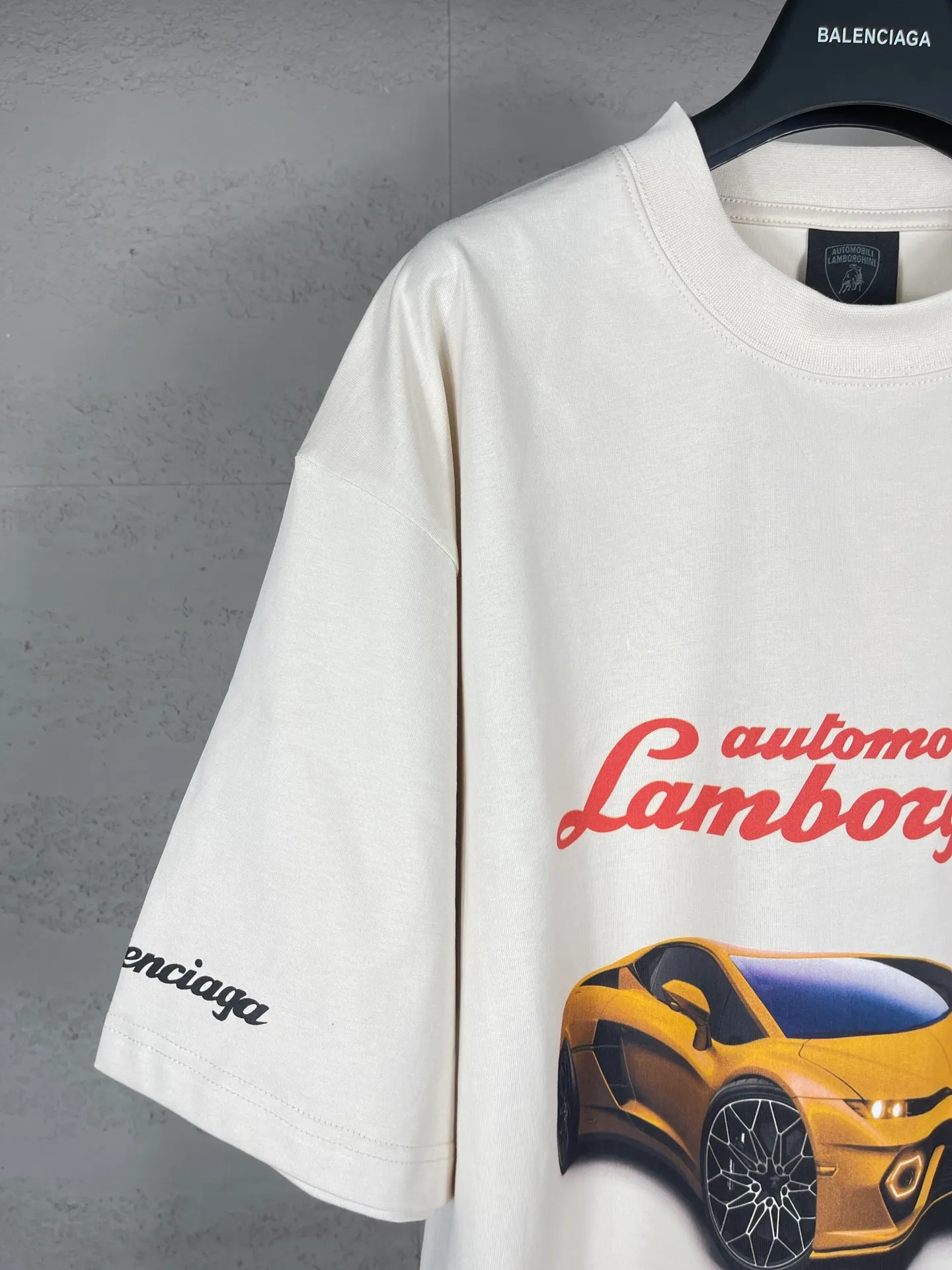 🅿️190 real photos [Top version. Official website quality] BALENCI*GA/Paris co-branded Lamborghini Lamborghini front and back left and right sleeves direct-injection printed short-sleeved T-shirt # SS25 latest model. Research and development at the first time, different market currencies. Comparisons welcome. The fabric is made of Paris ZP custom-woven and dyed cotton double yarn. Weighing 260 grams, the cloth surface is clean. The cloth pattern is clear, soft and comfortable. The threads are dyed with no color difference. Printing adopts computer direct printing. The pattern letters are clear, three-dimensional and without burrs. Jubie market produces pictures based on pictures. Welcome to compare. The version adopts OS loose shoulder design. Same style for men and women. Code: BL253630 Color: white gray, black, apricot Size: XS S M L