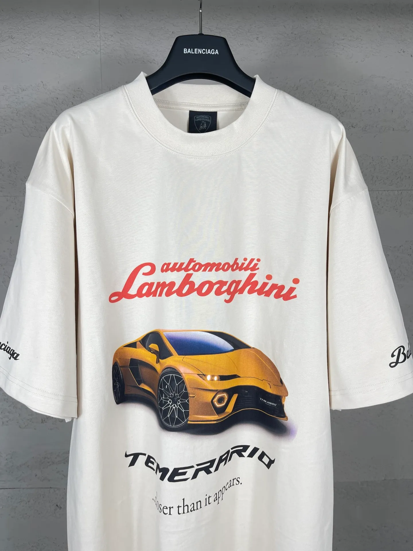 🅿️190 real photos [Top version. Official website quality] BALENCI*GA/Paris co-branded Lamborghini Lamborghini front and back left and right sleeves direct-injection printed short-sleeved T-shirt # SS25 latest model. Research and development at the first time, different market currencies. Comparisons welcome. The fabric is made of Paris ZP custom-woven and dyed cotton double yarn. Weighing 260 grams, the cloth surface is clean. The cloth pattern is clear, soft and comfortable. The threads are dyed with no color difference. Printing adopts computer direct printing. The pattern letters are clear, three-dimensional and without burrs. Jubie market produces pictures based on pictures. Welcome to compare. The version adopts OS loose shoulder design. Same style for men and women. Code: BL253630 Color: white gray, black, apricot Size: XS S M L