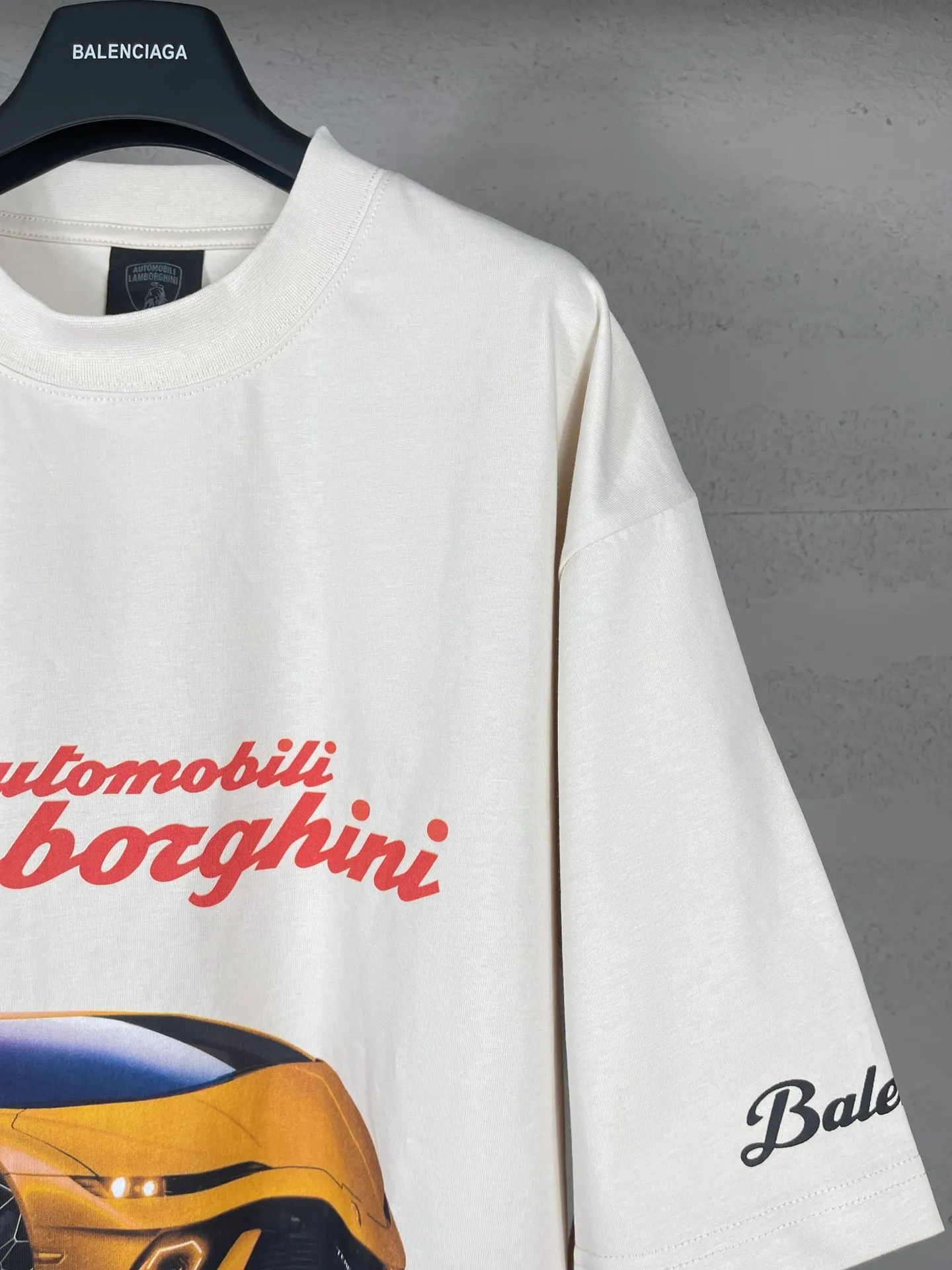 🅿️190 real photos [Top version. Official website quality] BALENCI*GA/Paris co-branded Lamborghini Lamborghini front and back left and right sleeves direct-injection printed short-sleeved T-shirt # SS25 latest model. Research and development at the first time, different market currencies. Comparisons welcome. The fabric is made of Paris ZP custom-woven and dyed cotton double yarn. Weighing 260 grams, the cloth surface is clean. The cloth pattern is clear, soft and comfortable. The threads are dyed with no color difference. Printing adopts computer direct printing. The pattern letters are clear, three-dimensional and without burrs. Jubie market produces pictures based on pictures. Welcome to compare. The version adopts OS loose shoulder design. Same style for men and women. Code: BL253630 Color: white gray, black, apricot Size: XS S M L