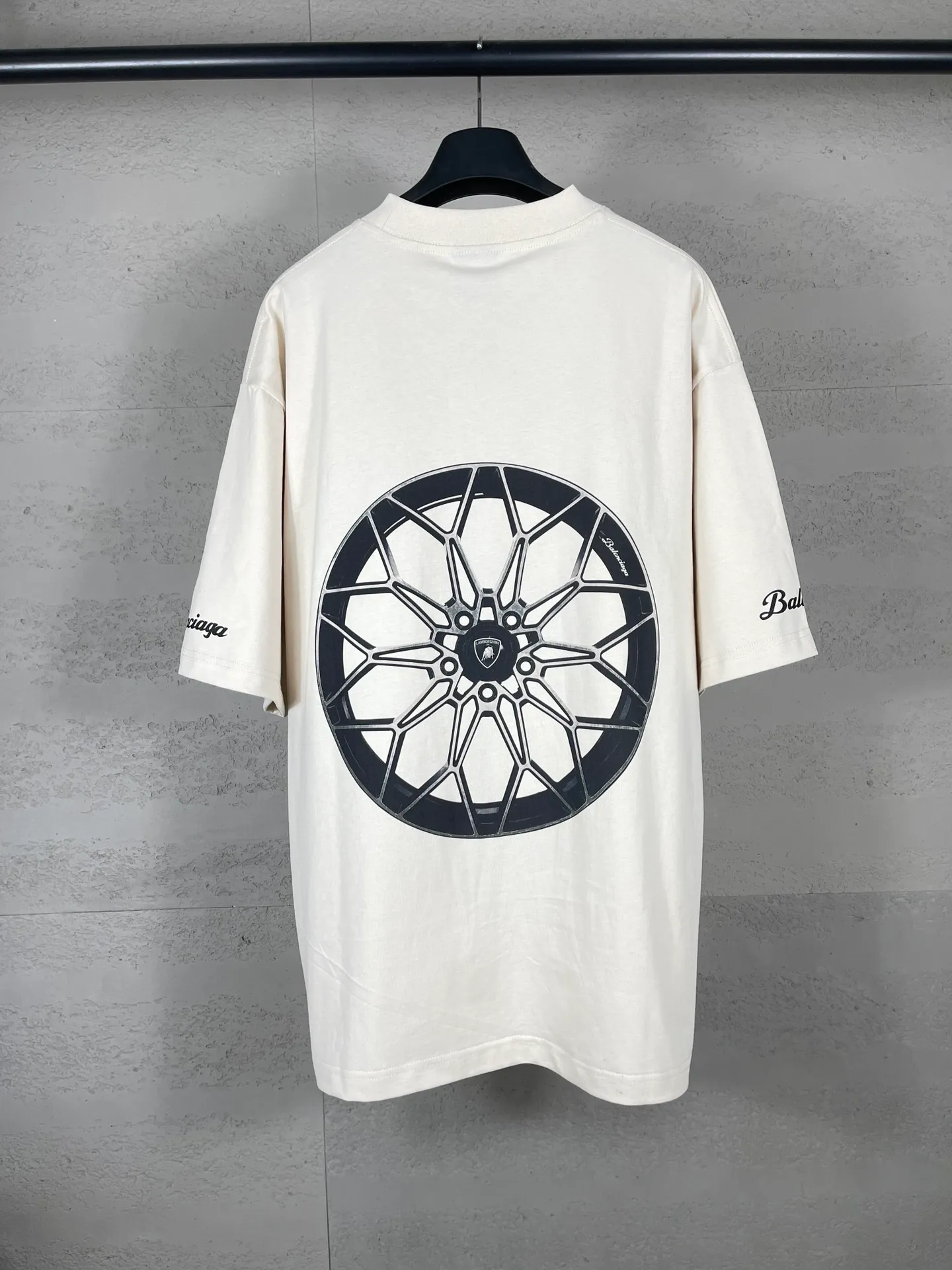 🅿️190 real photos [Top version. Official website quality] BALENCI*GA/Paris co-branded Lamborghini Lamborghini front and back left and right sleeves direct-injection printed short-sleeved T-shirt # SS25 latest model. Research and development at the first time, different market currencies. Comparisons welcome. The fabric is made of Paris ZP custom-woven and dyed cotton double yarn. Weighing 260 grams, the cloth surface is clean. The cloth pattern is clear, soft and comfortable. The threads are dyed with no color difference. Printing adopts computer direct printing. The pattern letters are clear, three-dimensional and without burrs. Jubie market produces pictures based on pictures. Welcome to compare. The version adopts OS loose shoulder design. Same style for men and women. Code: BL253630 Color: white gray, black, apricot Size: XS S M L