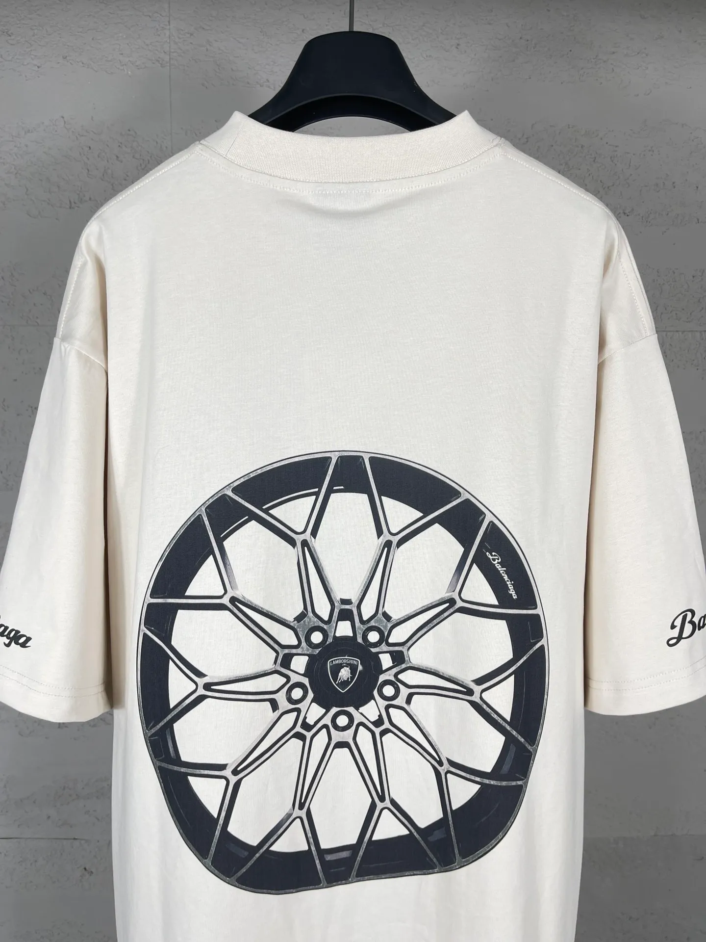 🅿️190 real photos [Top version. Official website quality] BALENCI*GA/Paris co-branded Lamborghini Lamborghini front and back left and right sleeves direct-injection printed short-sleeved T-shirt # SS25 latest model. Research and development at the first time, different market currencies. Comparisons welcome. The fabric is made of Paris ZP custom-woven and dyed cotton double yarn. Weighing 260 grams, the cloth surface is clean. The cloth pattern is clear, soft and comfortable. The threads are dyed with no color difference. Printing adopts computer direct printing. The pattern letters are clear, three-dimensional and without burrs. Jubie market produces pictures based on pictures. Welcome to compare. The version adopts OS loose shoulder design. Same style for men and women. Code: BL253630 Color: white gray, black, apricot Size: XS S M L