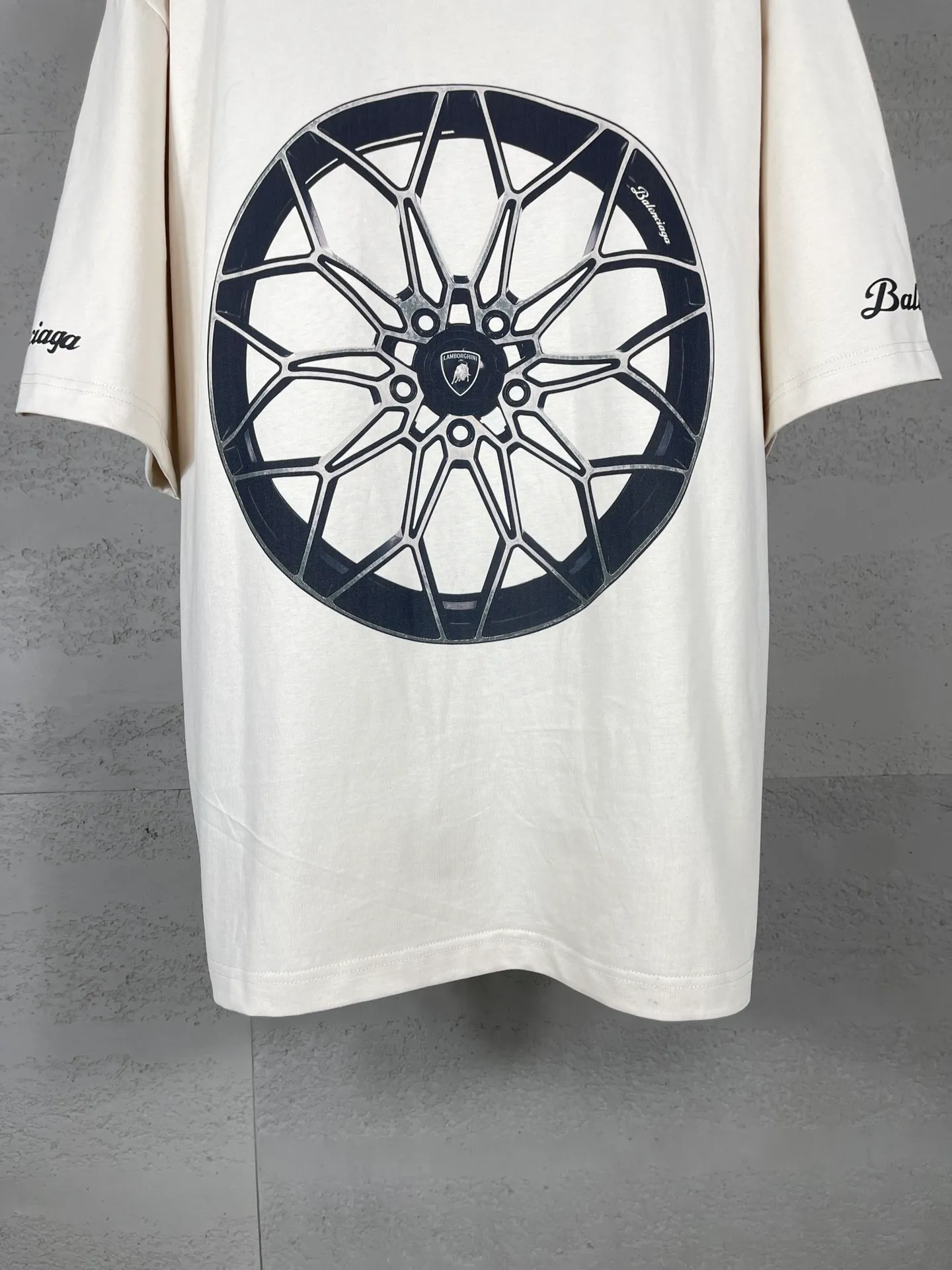 🅿️190 real photos [Top version. Official website quality] BALENCI*GA/Paris co-branded Lamborghini Lamborghini front and back left and right sleeves direct-injection printed short-sleeved T-shirt # SS25 latest model. Research and development at the first time, different market currencies. Comparisons welcome. The fabric is made of Paris ZP custom-woven and dyed cotton double yarn. Weighing 260 grams, the cloth surface is clean. The cloth pattern is clear, soft and comfortable. The threads are dyed with no color difference. Printing adopts computer direct printing. The pattern letters are clear, three-dimensional and without burrs. Jubie market produces pictures based on pictures. Welcome to compare. The version adopts OS loose shoulder design. Same style for men and women. Code: BL253630 Color: white gray, black, apricot Size: XS S M L