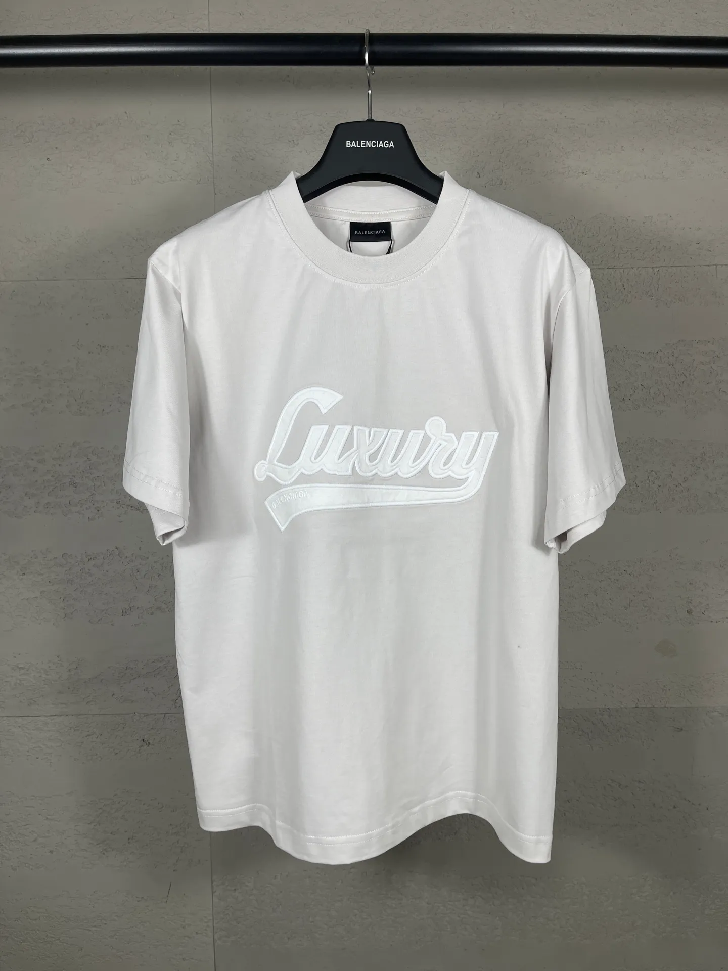 🅿️186 Note: Women’s version, real photos [Top version. Official website quality] BALENCI*GA/Paris #SS25 new short-sleeved T-shirt with LUXURY chest letter patch embroidery on the front. 2025 spring and summer brick cabinet synchronization welcomes comparison. The fabric is made of Paris ZP custom-woven and dyed cotton double yarn, weighing 260 grams. The cloth surface is clean. The cloth pattern is clear, soft and comfortable. The threads are dyed with no color difference. The letter LOGO is embroidered using imported Tajima embroidery machine. The letters are clear and the effect is three-dimensional. Restore the brick cabinet, adopt the medium version. Female version Code: BL253733 Color: blue, gray Size: XS S M L