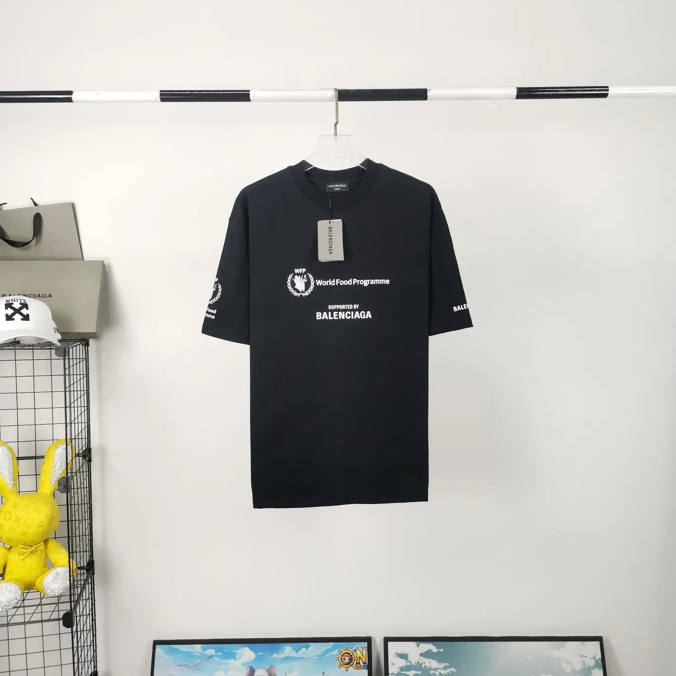 [New] Top version Balenciaga 22SS new WFP World Food Agency male and female couple star same style short-sleeved T-shirt. The fabric is made of 32S 280g double yarn pure cotton fabric. It does not pill and feels very good. It has been printed and dressed up dozens of times in order to achieve a 1:1 effect. All imported slurries are used. Proportional foaming powder is added to the slurry to foam at high temperatures. The printing convex effect is very good, and the powder does not fall off and does not break. Washable and environmentally friendly printing on the front and back panels. The entire printing process takes a long time. The hem and cuffs are all customized threads. There is no error in dyeing in the same vat. The workmanship is perfect. The accessories are all customized. This year's hot trend in the market. Many Internet celebrity tops. Very trendy. Same style for men and women. OverSzie version. Color: black, white, dark khaki, fluorescent green. Size: XS-L P:270