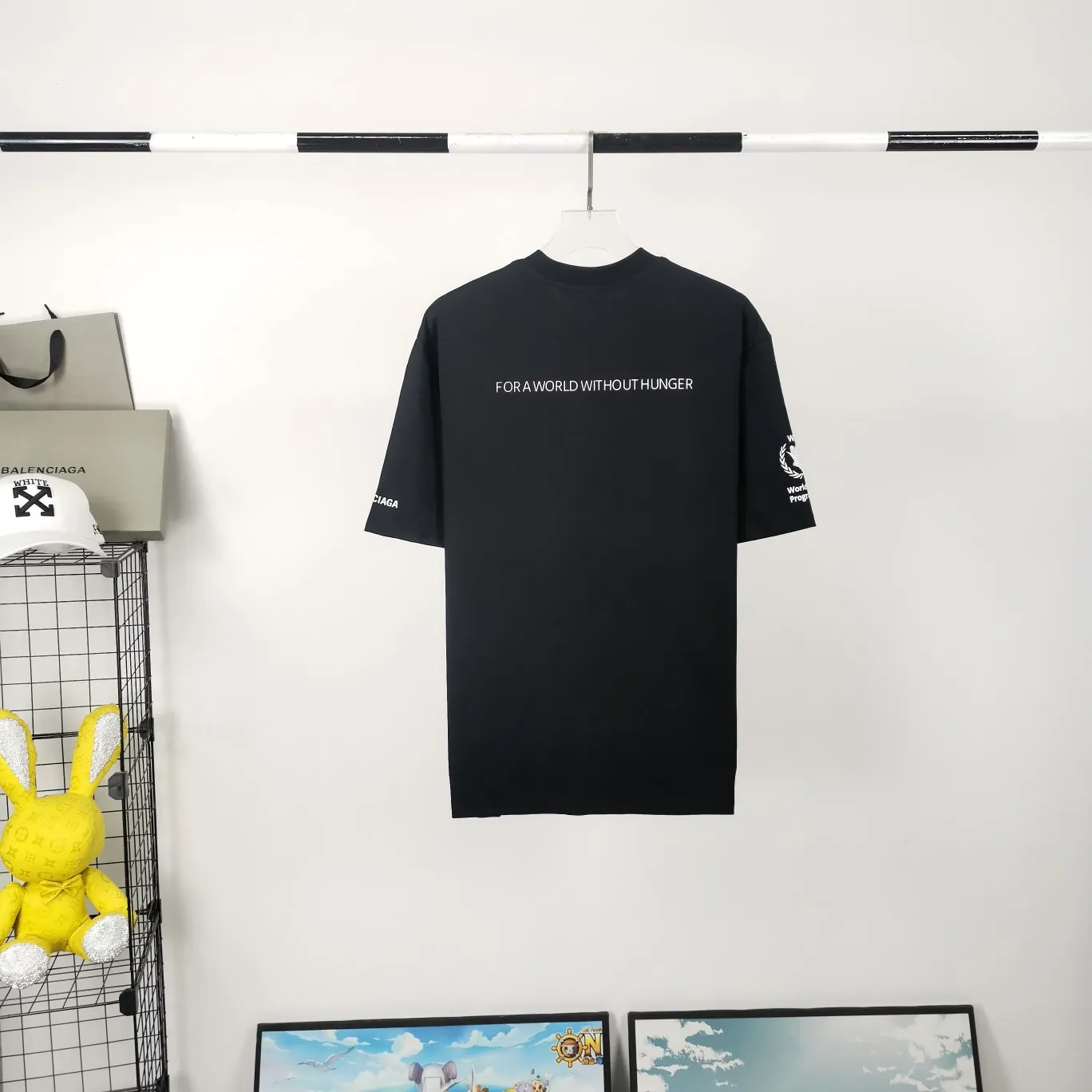 [New] Top version Balenciaga 22SS new WFP World Food Agency male and female couple star same style short-sleeved T-shirt. The fabric is made of 32S 280g double yarn pure cotton fabric. It does not pill and feels very good. It has been printed and dressed up dozens of times in order to achieve a 1:1 effect. All imported slurries are used. Proportional foaming powder is added to the slurry to foam at high temperatures. The printing convex effect is very good, and the powder does not fall off and does not break. Washable and environmentally friendly printing on the front and back panels. The entire printing process takes a long time. The hem and cuffs are all customized threads. There is no error in dyeing in the same vat. The workmanship is perfect. The accessories are all customized. This year's hot trend in the market. Many Internet celebrity tops. Very trendy. Same style for men and women. OverSzie version. Color: black, white, dark khaki, fluorescent green. Size: XS-L P:270