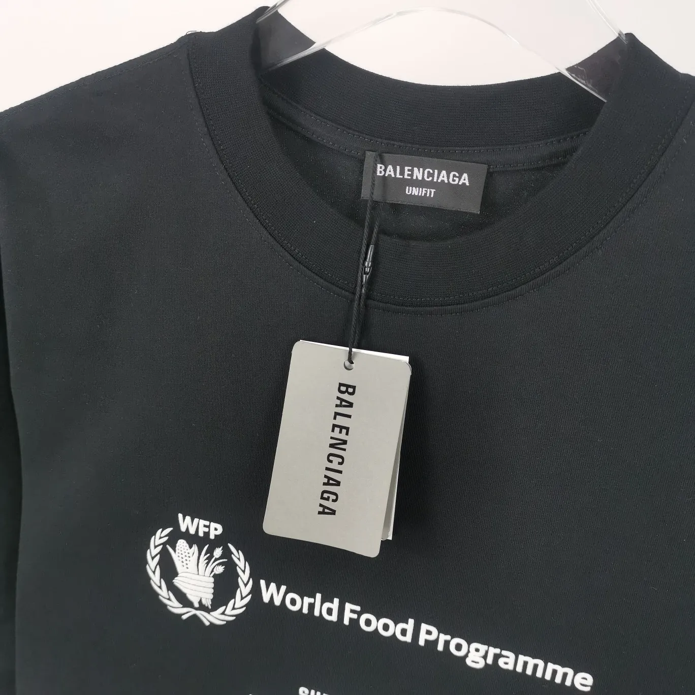 [New] Top version Balenciaga 22SS new WFP World Food Agency male and female couple star same style short-sleeved T-shirt. The fabric is made of 32S 280g double yarn pure cotton fabric. It does not pill and feels very good. It has been printed and dressed up dozens of times in order to achieve a 1:1 effect. All imported slurries are used. Proportional foaming powder is added to the slurry to foam at high temperatures. The printing convex effect is very good, and the powder does not fall off and does not break. Washable and environmentally friendly printing on the front and back panels. The entire printing process takes a long time. The hem and cuffs are all customized threads. There is no error in dyeing in the same vat. The workmanship is perfect. The accessories are all customized. This year's hot trend in the market. Many Internet celebrity tops. Very trendy. Same style for men and women. OverSzie version. Color: black, white, dark khaki, fluorescent green. Size: XS-L P:270
