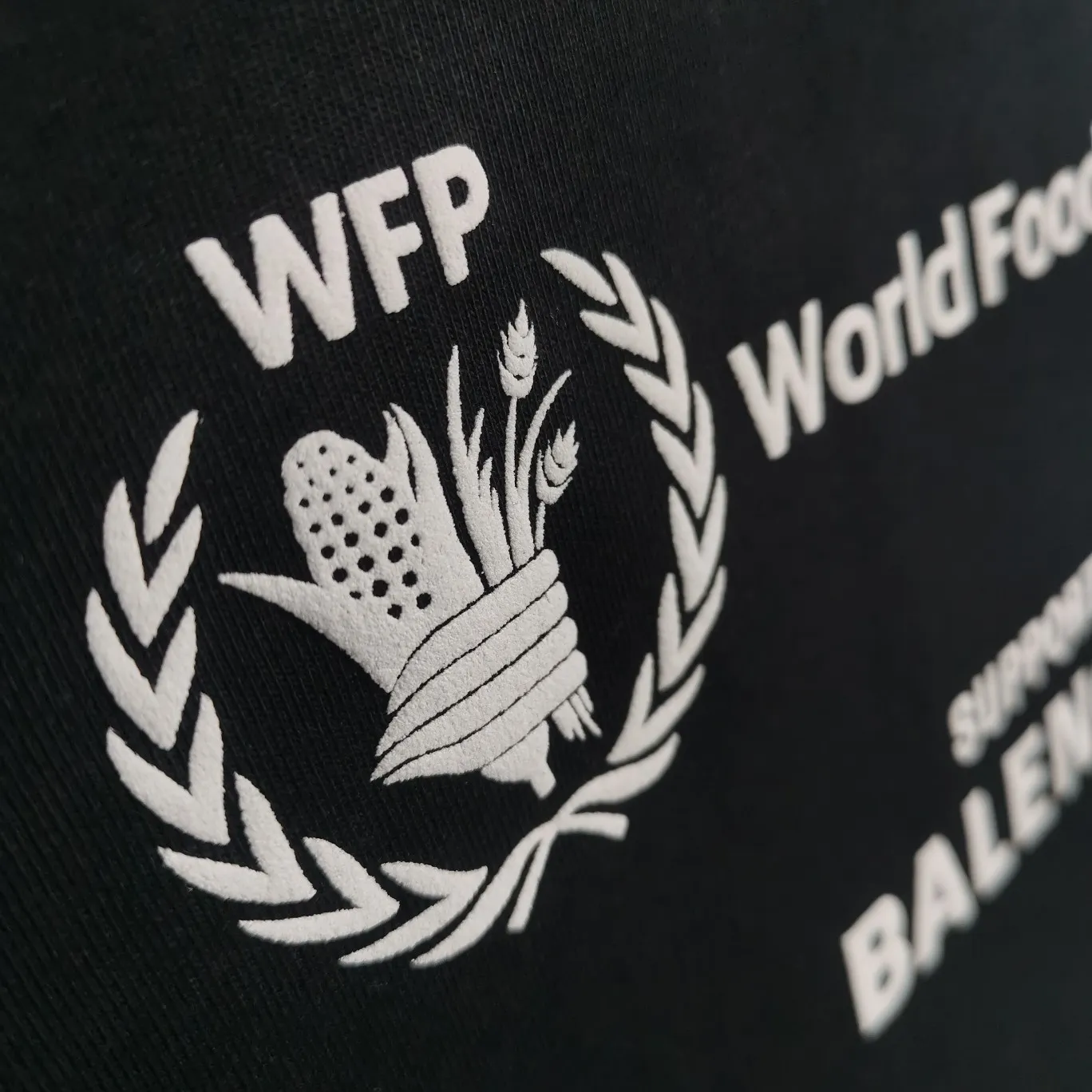 [New] Top version Balenciaga 22SS new WFP World Food Agency male and female couple star same style short-sleeved T-shirt. The fabric is made of 32S 280g double yarn pure cotton fabric. It does not pill and feels very good. It has been printed and dressed up dozens of times in order to achieve a 1:1 effect. All imported slurries are used. Proportional foaming powder is added to the slurry to foam at high temperatures. The printing convex effect is very good, and the powder does not fall off and does not break. Washable and environmentally friendly printing on the front and back panels. The entire printing process takes a long time. The hem and cuffs are all customized threads. There is no error in dyeing in the same vat. The workmanship is perfect. The accessories are all customized. This year's hot trend in the market. Many Internet celebrity tops. Very trendy. Same style for men and women. OverSzie version. Color: black, white, dark khaki, fluorescent green. Size: XS-L P:270