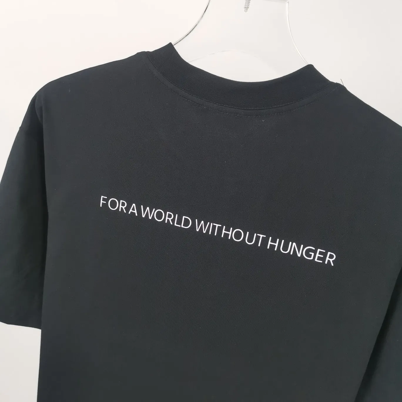 [New] Top version Balenciaga 22SS new WFP World Food Agency male and female couple star same style short-sleeved T-shirt. The fabric is made of 32S 280g double yarn pure cotton fabric. It does not pill and feels very good. It has been printed and dressed up dozens of times in order to achieve a 1:1 effect. All imported slurries are used. Proportional foaming powder is added to the slurry to foam at high temperatures. The printing convex effect is very good, and the powder does not fall off and does not break. Washable and environmentally friendly printing on the front and back panels. The entire printing process takes a long time. The hem and cuffs are all customized threads. There is no error in dyeing in the same vat. The workmanship is perfect. The accessories are all customized. This year's hot trend in the market. Many Internet celebrity tops. Very trendy. Same style for men and women. OverSzie version. Color: black, white, dark khaki, fluorescent green. Size: XS-L P:270