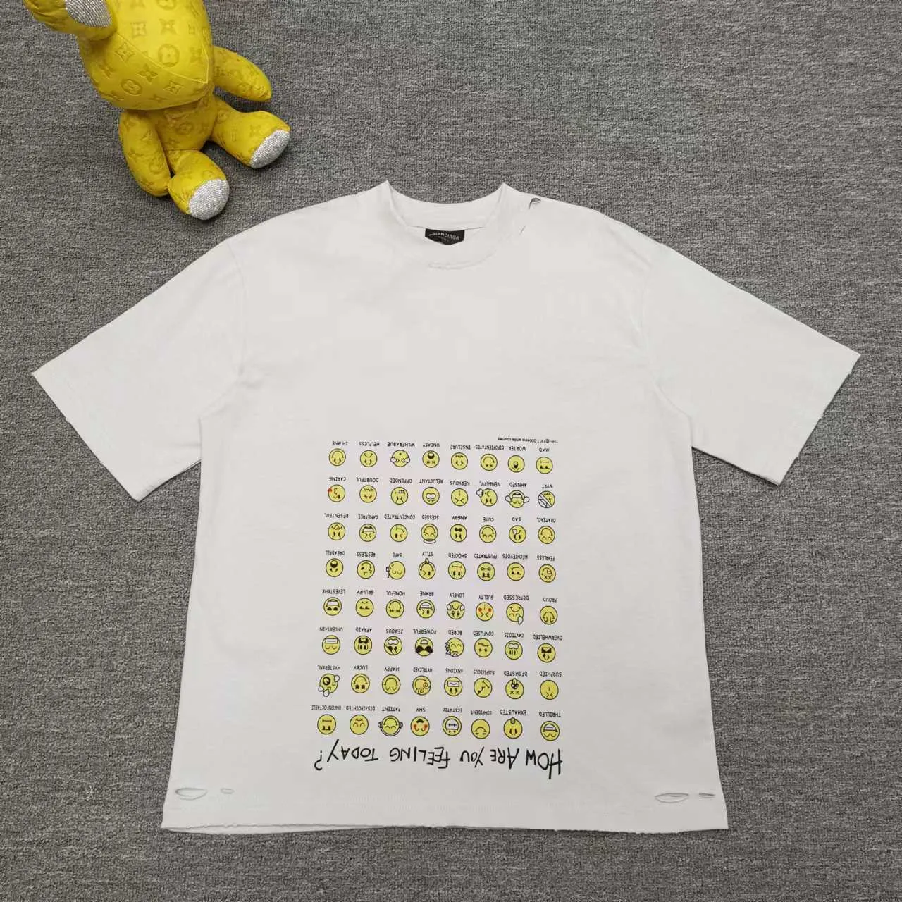 The top version of Balenciaga's creative smiley emoticon direct-print printed round-neck short-sleeved T-shirt. Purchase the original pattern and make a sample. Compare the original fabric, pattern, and details. Fabric: Made of 100% cotton fabric and imported cotton yarn. Soft, skin-friendly and non-irritating.  Craftsmanship: The clothing is a front-shoulder version, and all pieces are cut one-to-one by professional masters. Details: All accessories are genuine one-to-one custom-made and fully equipped, including the buttons on the front of the clothing.  Purchase the original benchmarking details fabric, high version, heavyweight high weight 320g double yarn pure cotton fabric color: black code number: XS S M L P: 290