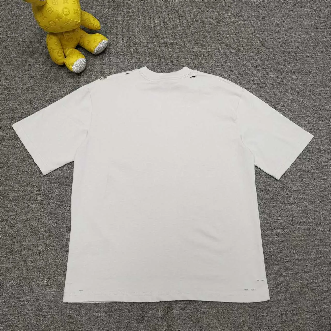 The top version of Balenciaga's creative smiley emoticon direct-print printed round-neck short-sleeved T-shirt. Purchase the original pattern and make a sample. Compare the original fabric, pattern, and details. Fabric: Made of 100% cotton fabric and imported cotton yarn. Soft, skin-friendly and non-irritating.  Craftsmanship: The clothing is a front-shoulder version, and all pieces are cut one-to-one by professional masters. Details: All accessories are genuine one-to-one custom-made and fully equipped, including the buttons on the front of the clothing.  Purchase the original benchmarking details fabric, high version, heavyweight high weight 320g double yarn pure cotton fabric color: black code number: XS S M L P: 290