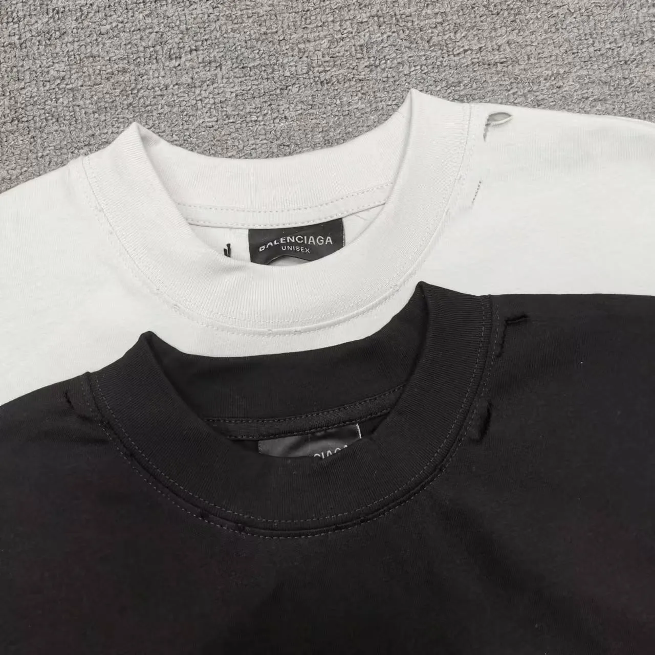 The top version of Balenciaga's creative smiley emoticon direct-print printed round-neck short-sleeved T-shirt. Purchase the original pattern and make a sample. Compare the original fabric, pattern, and details. Fabric: Made of 100% cotton fabric and imported cotton yarn. Soft, skin-friendly and non-irritating.  Craftsmanship: The clothing is a front-shoulder version, and all pieces are cut one-to-one by professional masters. Details: All accessories are genuine one-to-one custom-made and fully equipped, including the buttons on the front of the clothing.  Purchase the original benchmarking details fabric, high version, heavyweight high weight 320g double yarn pure cotton fabric color: black code number: XS S M L P: 290