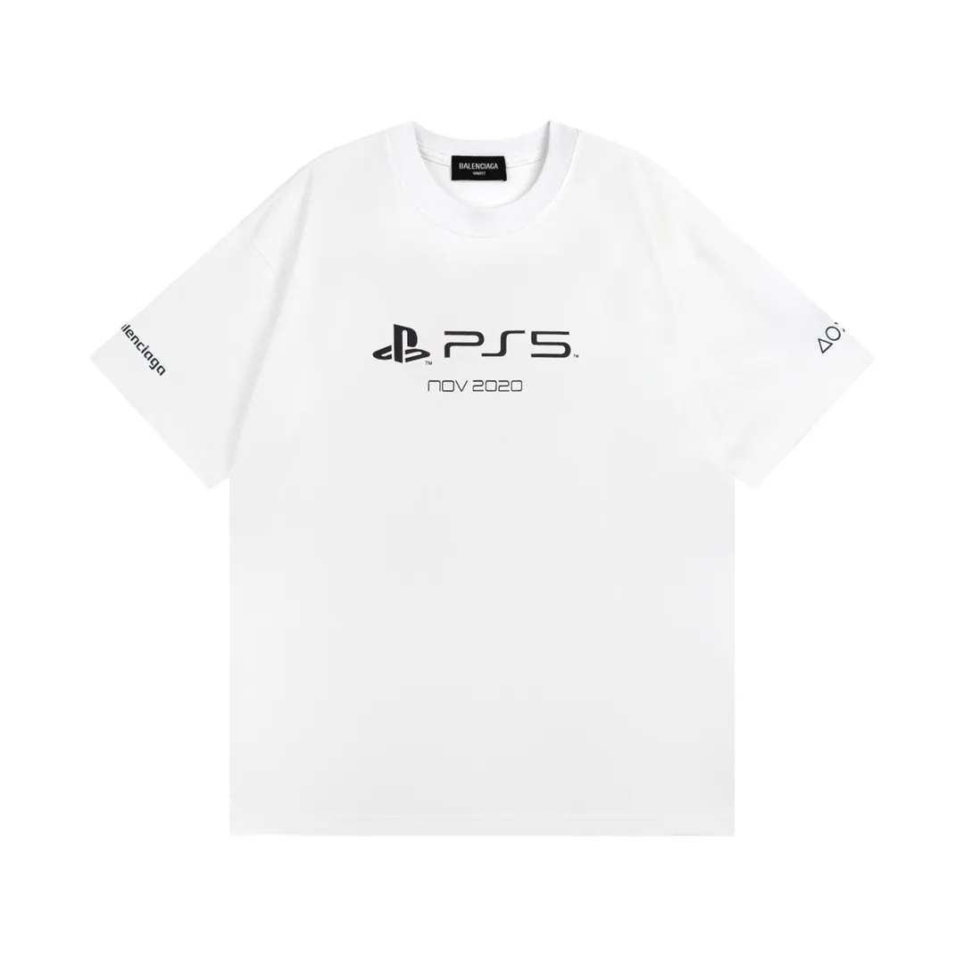 🅿️170 Detailed picture [Top version. Official website quality] BALENCI*GA/Paris BALENCI*GA#playstation co-branded PS5 letter geometric pattern printed short-sleeved T-shirt. Brick cabinet synchronization. The fabric is made of Paris ZP custom-woven and dyed 100% cotton double yarn compact cotton. The weight is 260 grams, the cloth surface is clean. The cloth pattern is clear. Soft and comfortable. The color fastness is good. It is not easy to change color. The threads are woven and dyed with no color difference. The printing uses imported environmentally friendly rubber paddles, precision stencils, fine LOGO letters, clear letters, no burrs, and a three-dimensional effect. Restore brick cabinet. The version adopts OS loose shoulder version. Same style for men and women. Code: BL223085 Color: Black. White Size: XS to L