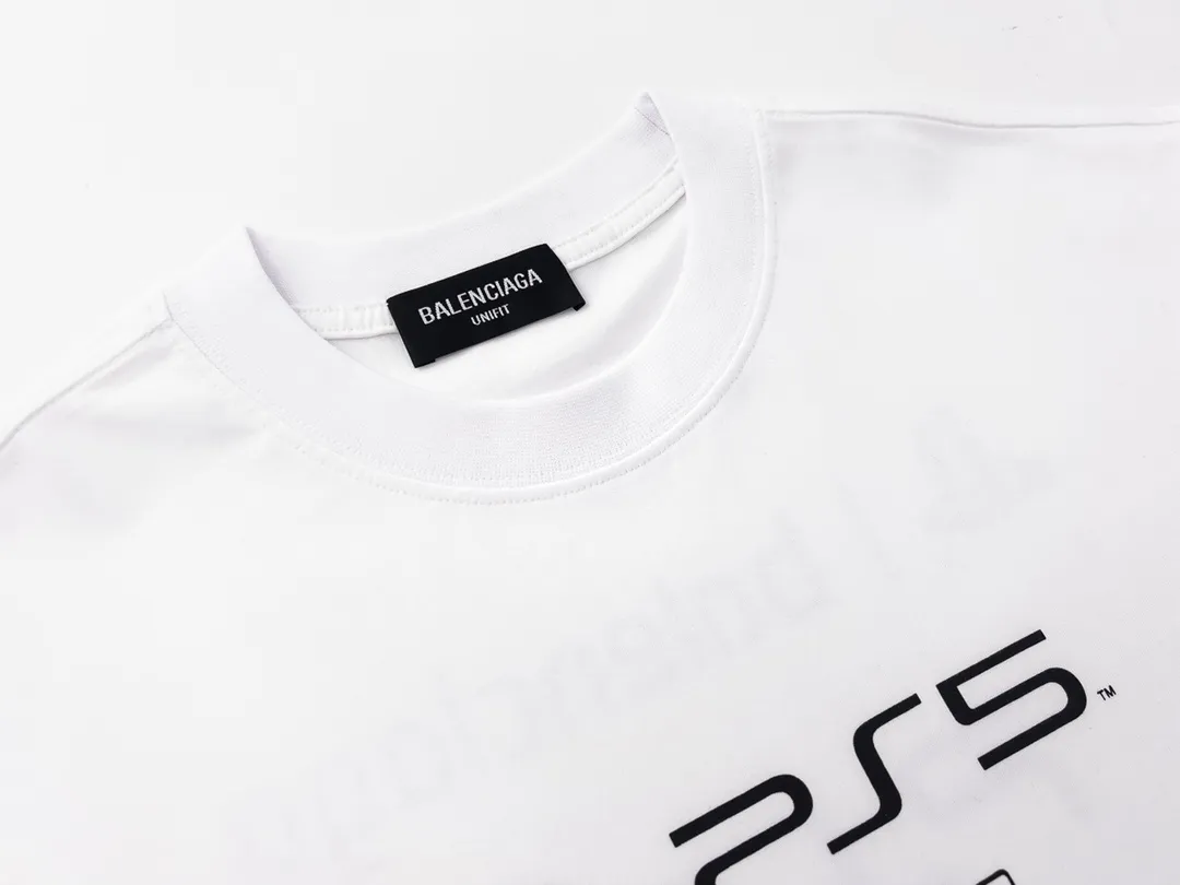 🅿️170 Detailed picture [Top version. Official website quality] BALENCI*GA/Paris BALENCI*GA#playstation co-branded PS5 letter geometric pattern printed short-sleeved T-shirt. Brick cabinet synchronization. The fabric is made of Paris ZP custom-woven and dyed 100% cotton double yarn compact cotton. The weight is 260 grams, the cloth surface is clean. The cloth pattern is clear. Soft and comfortable. The color fastness is good. It is not easy to change color. The threads are woven and dyed with no color difference. The printing uses imported environmentally friendly rubber paddles, precision stencils, fine LOGO letters, clear letters, no burrs, and a three-dimensional effect. Restore brick cabinet. The version adopts OS loose shoulder version. Same style for men and women. Code: BL223085 Color: Black. White Size: XS to L