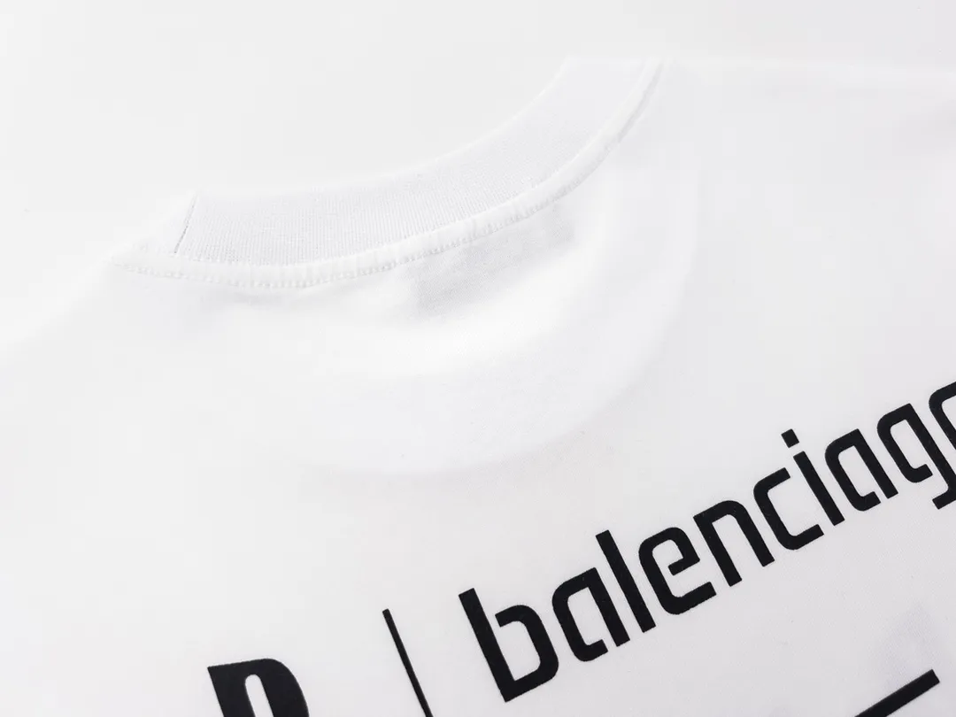🅿️170 Detailed picture [Top version. Official website quality] BALENCI*GA/Paris BALENCI*GA#playstation co-branded PS5 letter geometric pattern printed short-sleeved T-shirt. Brick cabinet synchronization. The fabric is made of Paris ZP custom-woven and dyed 100% cotton double yarn compact cotton. The weight is 260 grams, the cloth surface is clean. The cloth pattern is clear. Soft and comfortable. The color fastness is good. It is not easy to change color. The threads are woven and dyed with no color difference. The printing uses imported environmentally friendly rubber paddles, precision stencils, fine LOGO letters, clear letters, no burrs, and a three-dimensional effect. Restore brick cabinet. The version adopts OS loose shoulder version. Same style for men and women. Code: BL223085 Color: Black. White Size: XS to L