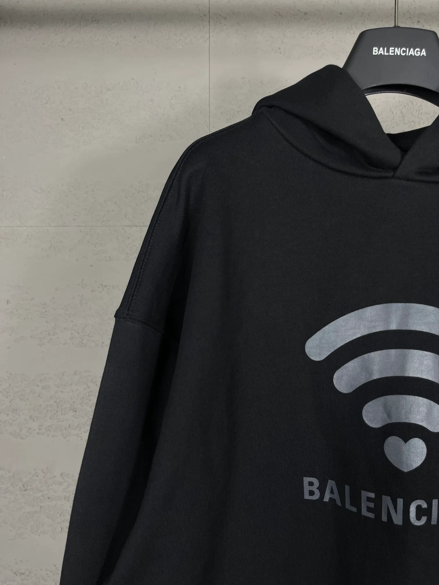 🅿️300 real photos [Top version. Official website quality] BALENCI*GA/Paris. 2024 limited edition. 520 limited edition WI-FI catwalk style printed hooded sweatshirt, synchronized with brick cabinets. Developed genuine product in the first time, enjoy printing and comparison! The fabric is made of Paris ZP custom-woven and dyed cotton sweatshirt. Weighing 460 grams, the cloth surface is clean. The cloth pattern is clear, soft and comfortable. The threads are dyed with no color difference. The printing uses environmentally friendly imported materials. The letters are clear and the effect is three-dimensional. The version adopts OS loose shoulder design. Same style for men and women. Code: BL238915 Color: black, off-white Size: XS S M L