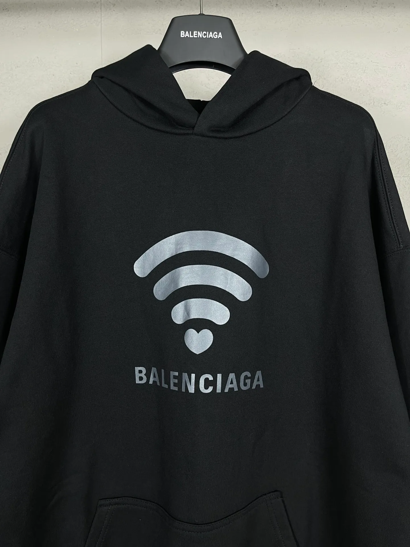 🅿️300 real photos [Top version. Official website quality] BALENCI*GA/Paris. 2024 limited edition. 520 limited edition WI-FI catwalk style printed hooded sweatshirt, synchronized with brick cabinets. Developed genuine product in the first time, enjoy printing and comparison! The fabric is made of Paris ZP custom-woven and dyed cotton sweatshirt. Weighing 460 grams, the cloth surface is clean. The cloth pattern is clear, soft and comfortable. The threads are dyed with no color difference. The printing uses environmentally friendly imported materials. The letters are clear and the effect is three-dimensional. The version adopts OS loose shoulder design. Same style for men and women. Code: BL238915 Color: black, off-white Size: XS S M L