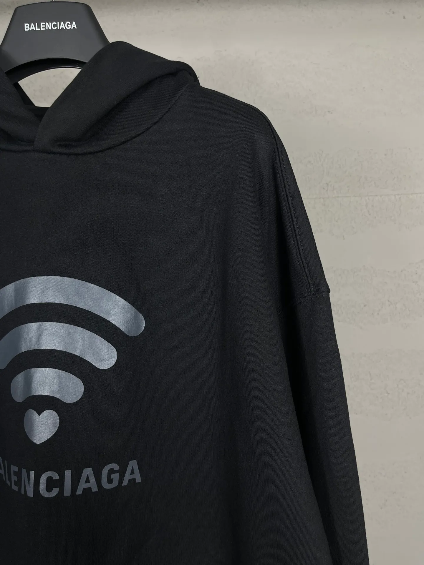🅿️300 real photos [Top version. Official website quality] BALENCI*GA/Paris. 2024 limited edition. 520 limited edition WI-FI catwalk style printed hooded sweatshirt, synchronized with brick cabinets. Developed genuine product in the first time, enjoy printing and comparison! The fabric is made of Paris ZP custom-woven and dyed cotton sweatshirt. Weighing 460 grams, the cloth surface is clean. The cloth pattern is clear, soft and comfortable. The threads are dyed with no color difference. The printing uses environmentally friendly imported materials. The letters are clear and the effect is three-dimensional. The version adopts OS loose shoulder design. Same style for men and women. Code: BL238915 Color: black, off-white Size: XS S M L