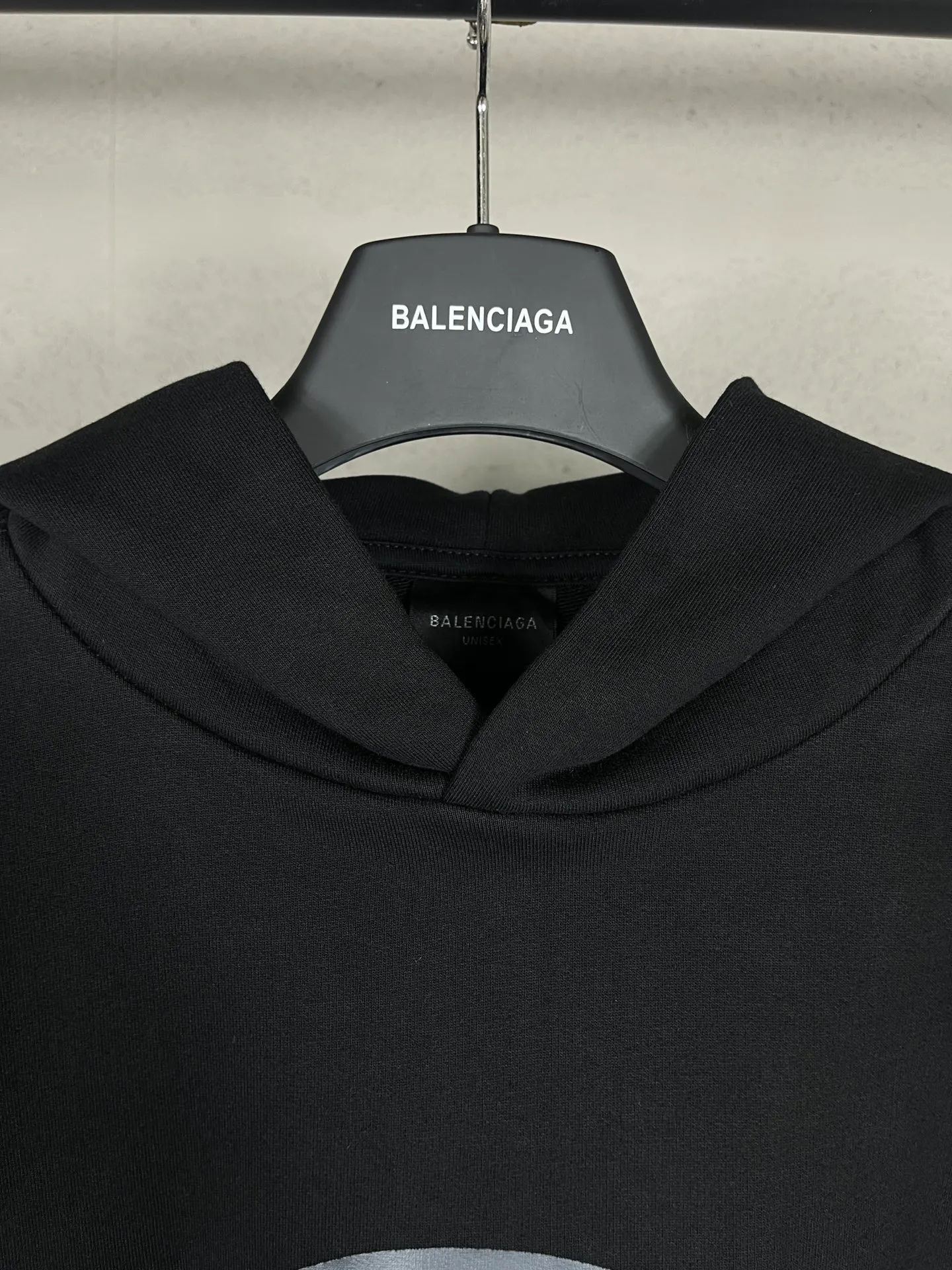 🅿️300 real photos [Top version. Official website quality] BALENCI*GA/Paris. 2024 limited edition. 520 limited edition WI-FI catwalk style printed hooded sweatshirt, synchronized with brick cabinets. Developed genuine product in the first time, enjoy printing and comparison! The fabric is made of Paris ZP custom-woven and dyed cotton sweatshirt. Weighing 460 grams, the cloth surface is clean. The cloth pattern is clear, soft and comfortable. The threads are dyed with no color difference. The printing uses environmentally friendly imported materials. The letters are clear and the effect is three-dimensional. The version adopts OS loose shoulder design. Same style for men and women. Code: BL238915 Color: black, off-white Size: XS S M L