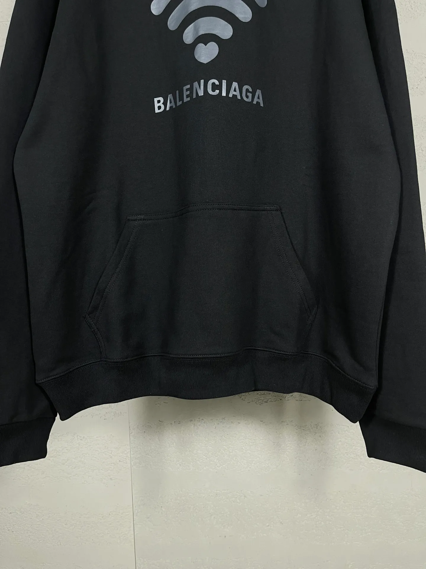 🅿️300 real photos [Top version. Official website quality] BALENCI*GA/Paris. 2024 limited edition. 520 limited edition WI-FI catwalk style printed hooded sweatshirt, synchronized with brick cabinets. Developed genuine product in the first time, enjoy printing and comparison! The fabric is made of Paris ZP custom-woven and dyed cotton sweatshirt. Weighing 460 grams, the cloth surface is clean. The cloth pattern is clear, soft and comfortable. The threads are dyed with no color difference. The printing uses environmentally friendly imported materials. The letters are clear and the effect is three-dimensional. The version adopts OS loose shoulder design. Same style for men and women. Code: BL238915 Color: black, off-white Size: XS S M L