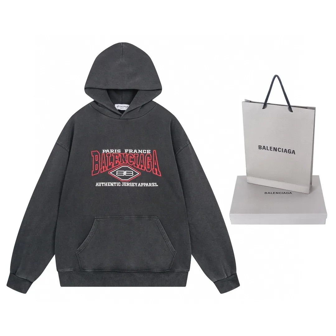 🅿️330 real photos [Top version. Official website quality] BALENCI*GA/Paris #BB letter classic LOGO embroidery washed and distressed hooded sweatshirt. Brick cabinet synchronization. The fabric is made of Paris ZP custom-woven and dyed cotton David sweatshirt. The weight is 450 grams. The cloth surface is clean. The cloth pattern is clear, soft and comfortable. The color fastness is good. It is not easy to change color. The threads are dyed with no color difference. The classic LOGO letter embroidery uses imported embroidery machines, and the embroidery thread uses imported matte light, which is soft to the touch, does not pierce the flesh, and the letters are three-dimensional and full. It is produced in Jubie market based on pictures. Comparisons welcome. The finished product is washed and aged. The letters are clear. The three-dimensional effect is strong. The version adopts the OS loose shoulder style. The same style for men and women. Code: BL238068 Color: washed black Size: XS S M L