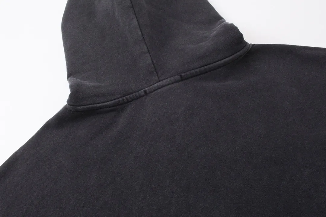 🅿️330 real photos [Top version. Official website quality] BALENCI*GA/Paris #BB letter classic LOGO embroidery washed and distressed hooded sweatshirt. Brick cabinet synchronization. The fabric is made of Paris ZP custom-woven and dyed cotton David sweatshirt. The weight is 450 grams. The cloth surface is clean. The cloth pattern is clear, soft and comfortable. The color fastness is good. It is not easy to change color. The threads are dyed with no color difference. The classic LOGO letter embroidery uses imported embroidery machines, and the embroidery thread uses imported matte light, which is soft to the touch, does not pierce the flesh, and the letters are three-dimensional and full. It is produced in Jubie market based on pictures. Comparisons welcome. The finished product is washed and aged. The letters are clear. The three-dimensional effect is strong. The version adopts the OS loose shoulder style. The same style for men and women. Code: BL238068 Color: washed black Size: XS S M L