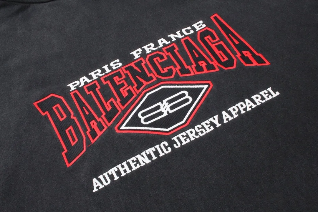 🅿️330 real photos [Top version. Official website quality] BALENCI*GA/Paris #BB letter classic LOGO embroidery washed and distressed hooded sweatshirt. Brick cabinet synchronization. The fabric is made of Paris ZP custom-woven and dyed cotton David sweatshirt. The weight is 450 grams. The cloth surface is clean. The cloth pattern is clear, soft and comfortable. The color fastness is good. It is not easy to change color. The threads are dyed with no color difference. The classic LOGO letter embroidery uses imported embroidery machines, and the embroidery thread uses imported matte light, which is soft to the touch, does not pierce the flesh, and the letters are three-dimensional and full. It is produced in Jubie market based on pictures. Comparisons welcome. The finished product is washed and aged. The letters are clear. The three-dimensional effect is strong. The version adopts the OS loose shoulder style. The same style for men and women. Code: BL238068 Color: washed black Size: XS S M L