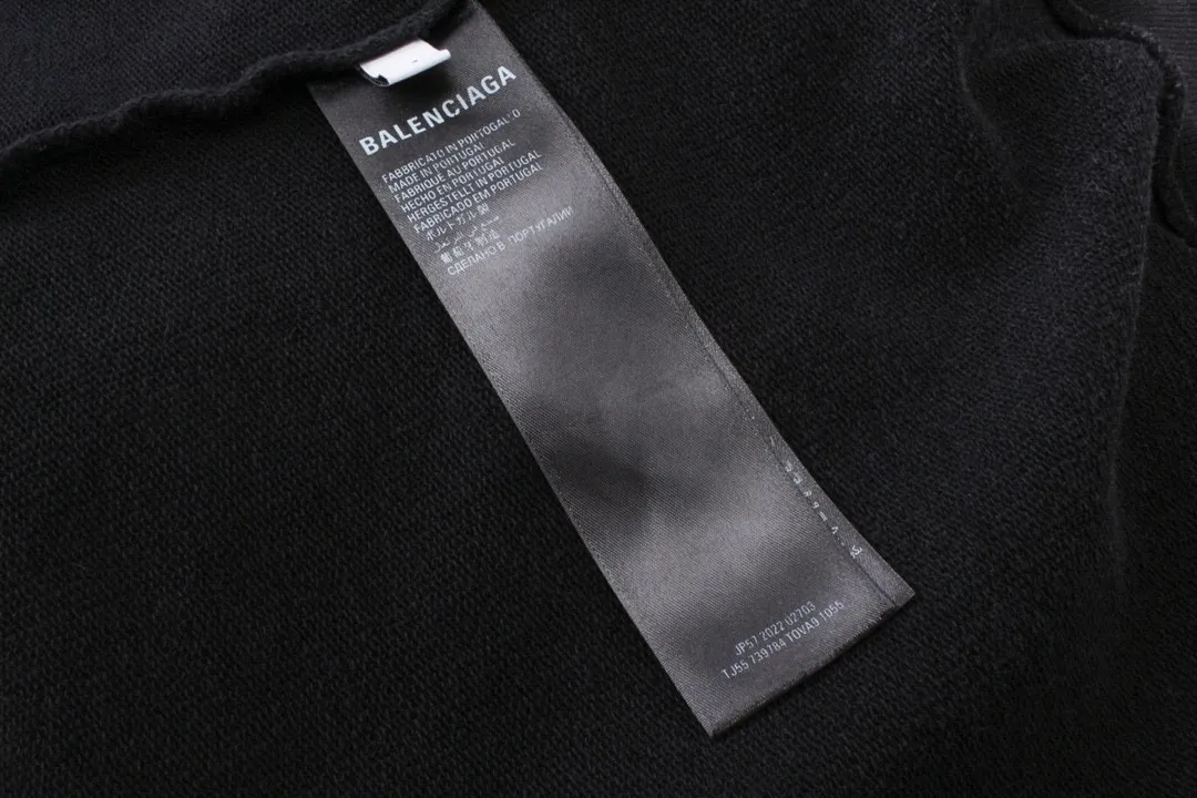 🅿️330 real photos [Top version. Official website quality] BALENCI*GA/Paris #BB letter classic LOGO embroidery washed and distressed hooded sweatshirt. Brick cabinet synchronization. The fabric is made of Paris ZP custom-woven and dyed cotton David sweatshirt. The weight is 450 grams. The cloth surface is clean. The cloth pattern is clear, soft and comfortable. The color fastness is good. It is not easy to change color. The threads are dyed with no color difference. The classic LOGO letter embroidery uses imported embroidery machines, and the embroidery thread uses imported matte light, which is soft to the touch, does not pierce the flesh, and the letters are three-dimensional and full. It is produced in Jubie market based on pictures. Comparisons welcome. The finished product is washed and aged. The letters are clear. The three-dimensional effect is strong. The version adopts the OS loose shoulder style. The same style for men and women. Code: BL238068 Color: washed black Size: XS S M L