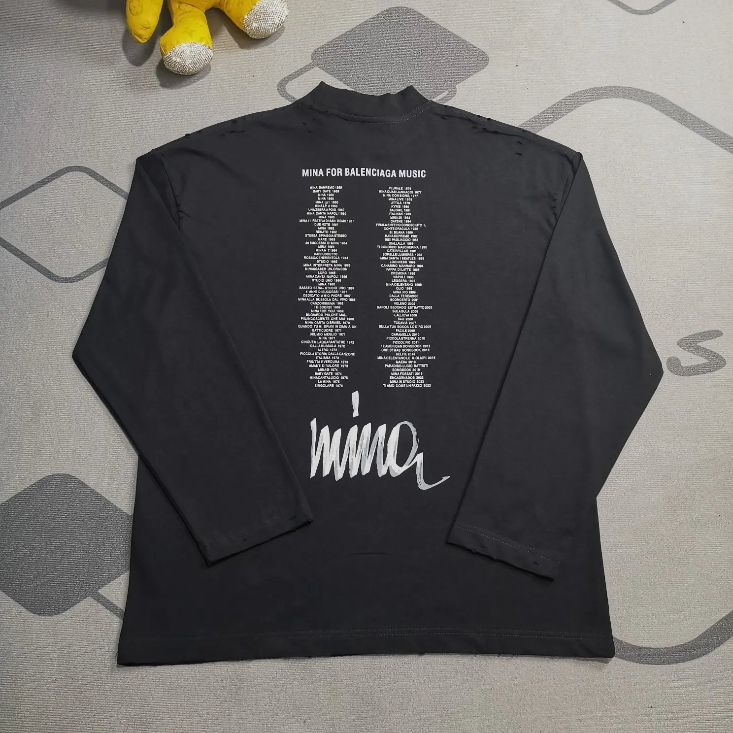 The top version of the Balenciaga Mins joint series, portrait printed long-sleeved T-shirt, same style for men and women, simple yet stylish retro, made of original custom-made high-weight double-ply fabric, the fabric has a solid feel and is very classy. It is close-fitting, soft and delicate, very refined, shows taste, and has a loose OS cut, which is in line with the current trend aesthetic. Original fabric, the same official style, customized 400g terry double-ply fabric + thread dyed fabric in the same vat, very comfortable to the touch, synchronized with the latest counters in autumn and winter, OS off-shoulder version, fashionable and individual, super versatile and good-looking, very suitable for both men and women, a must-have style, hang tag, collar label, washed wheat, complete with three standards, color: black, size: S-L P:320
