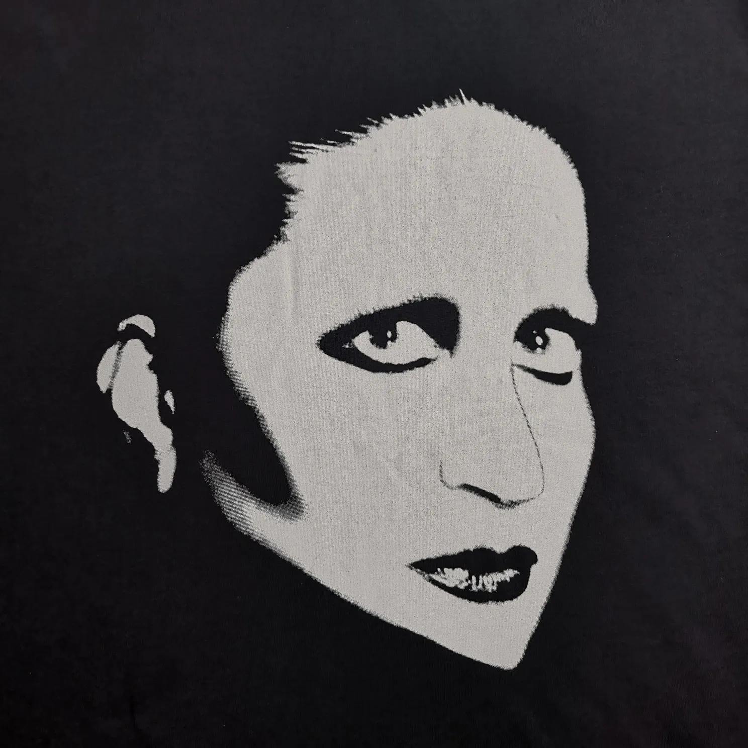 The top version of the Balenciaga Mins joint series, portrait printed long-sleeved T-shirt, same style for men and women, simple yet stylish retro, made of original custom-made high-weight double-ply fabric, the fabric has a solid feel and is very classy. It is close-fitting, soft and delicate, very refined, shows taste, and has a loose OS cut, which is in line with the current trend aesthetic. Original fabric, the same official style, customized 400g terry double-ply fabric + thread dyed fabric in the same vat, very comfortable to the touch, synchronized with the latest counters in autumn and winter, OS off-shoulder version, fashionable and individual, super versatile and good-looking, very suitable for both men and women, a must-have style, hang tag, collar label, washed wheat, complete with three standards, color: black, size: S-L P:320