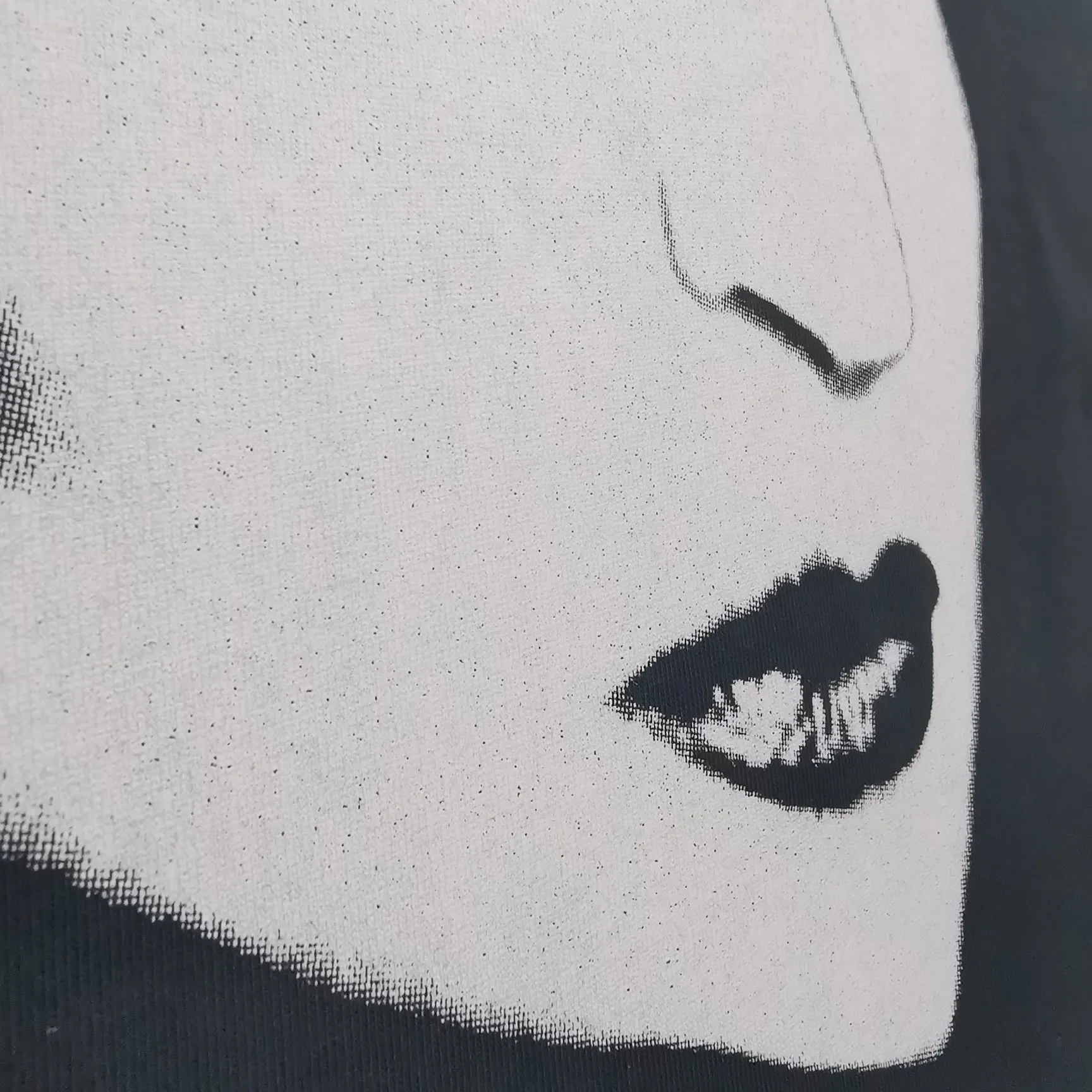 The top version of the Balenciaga Mins joint series, portrait printed long-sleeved T-shirt, same style for men and women, simple yet stylish retro, made of original custom-made high-weight double-ply fabric, the fabric has a solid feel and is very classy. It is close-fitting, soft and delicate, very refined, shows taste, and has a loose OS cut, which is in line with the current trend aesthetic. Original fabric, the same official style, customized 400g terry double-ply fabric + thread dyed fabric in the same vat, very comfortable to the touch, synchronized with the latest counters in autumn and winter, OS off-shoulder version, fashionable and individual, super versatile and good-looking, very suitable for both men and women, a must-have style, hang tag, collar label, washed wheat, complete with three standards, color: black, size: S-L P:320